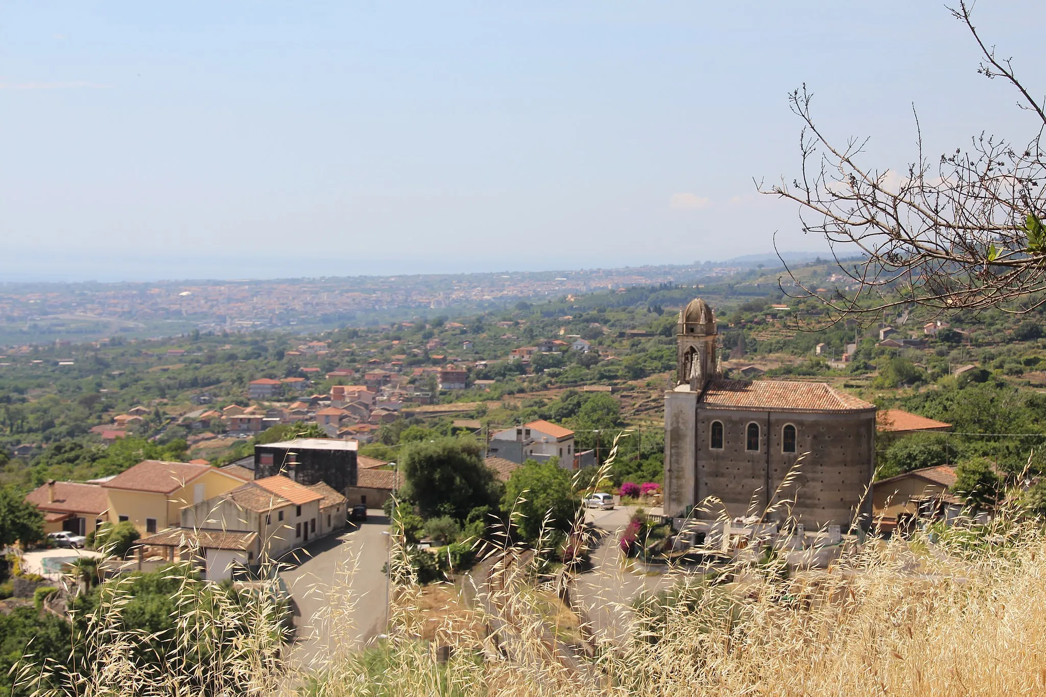 Photo showing: Santa Venera superiore, la chiesa antica di Santa Venera e il panorama del paese.