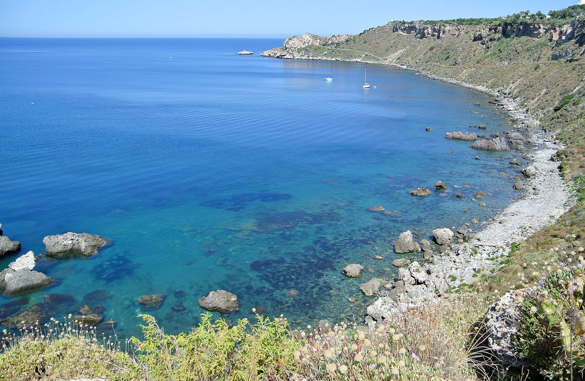 Photo showing: Capo di Milazzo — peninsula and bay in Sicily.