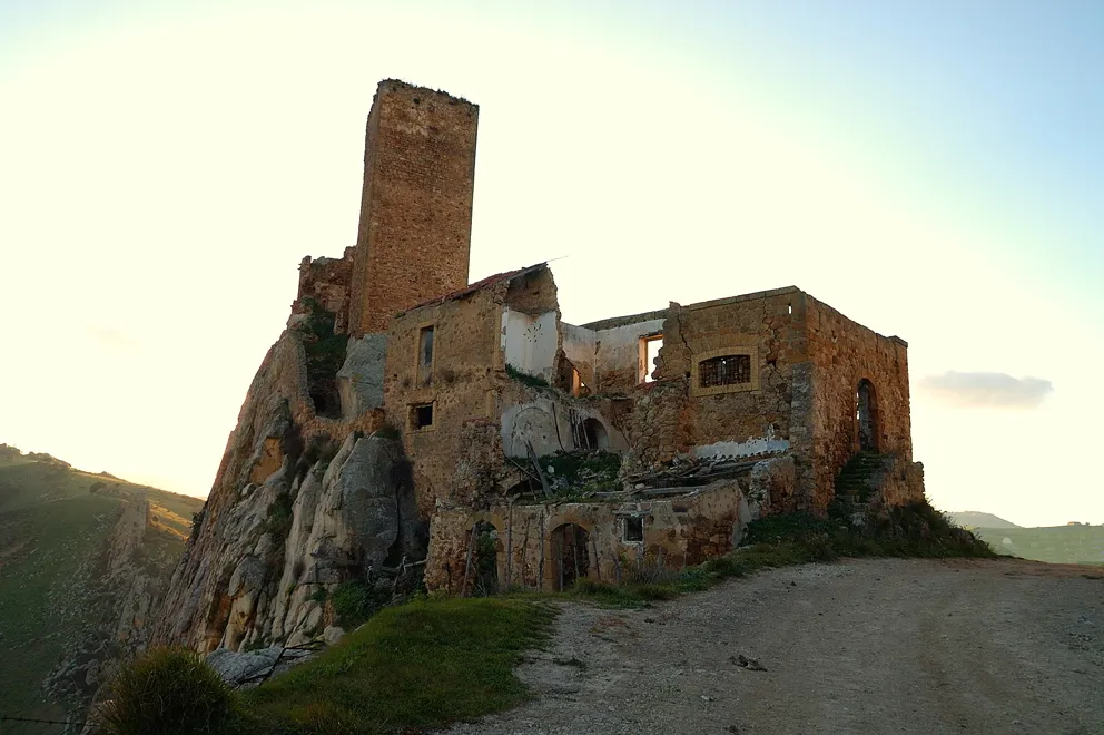 Photo showing: Aidone EN_Sicilia:Castello rupestre di Pietratagliata, lato sud