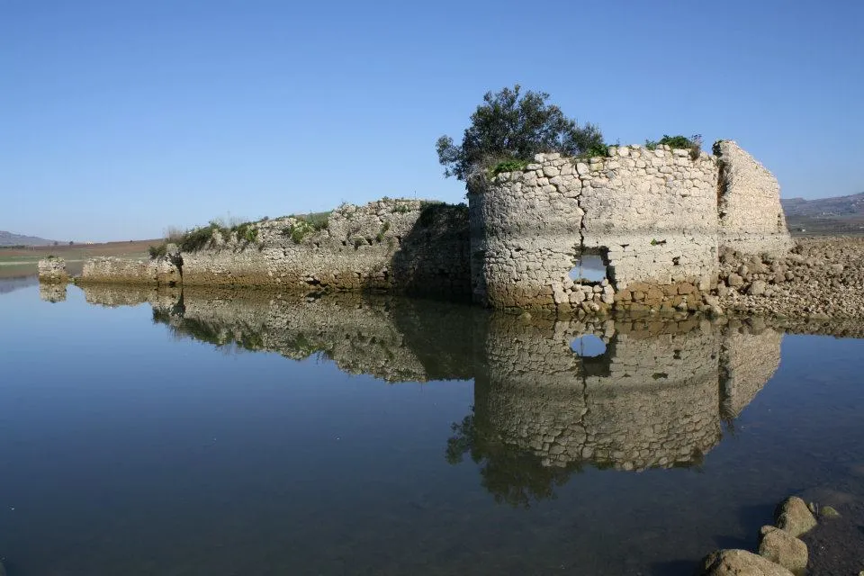 Photo showing: Resti emersi del fortino di Mazzallakkar, struttura difensiva dei saraceni in Sicilia.