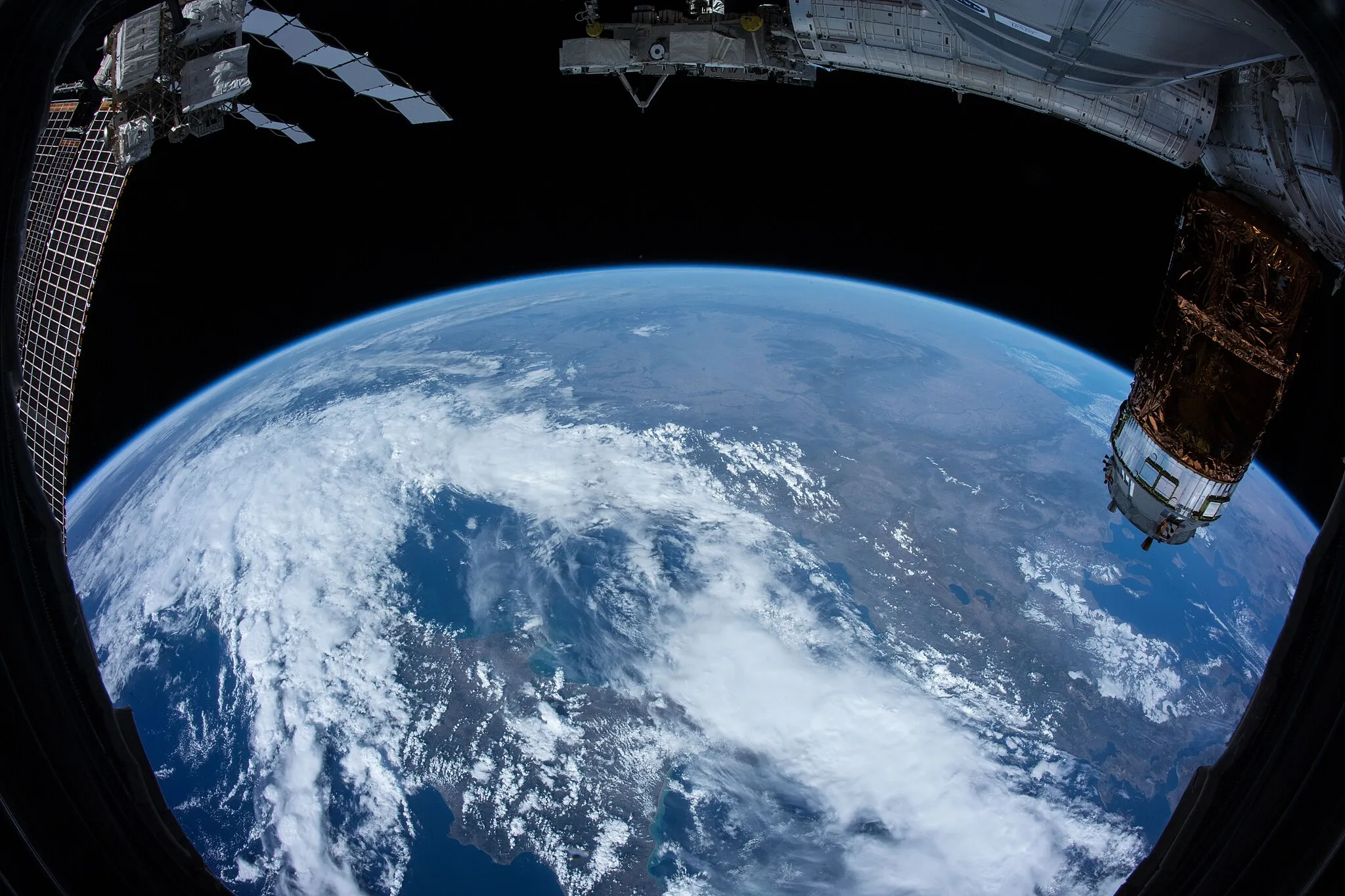 Photo showing: View of Earth taken during ISS Expedition 57.