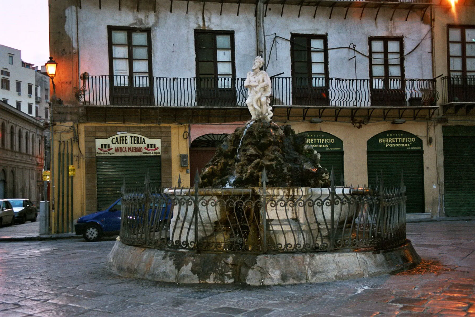 Photo showing: Piazza Rivoluzione, Palermo.

with the fountain of the Genius of Palermo
