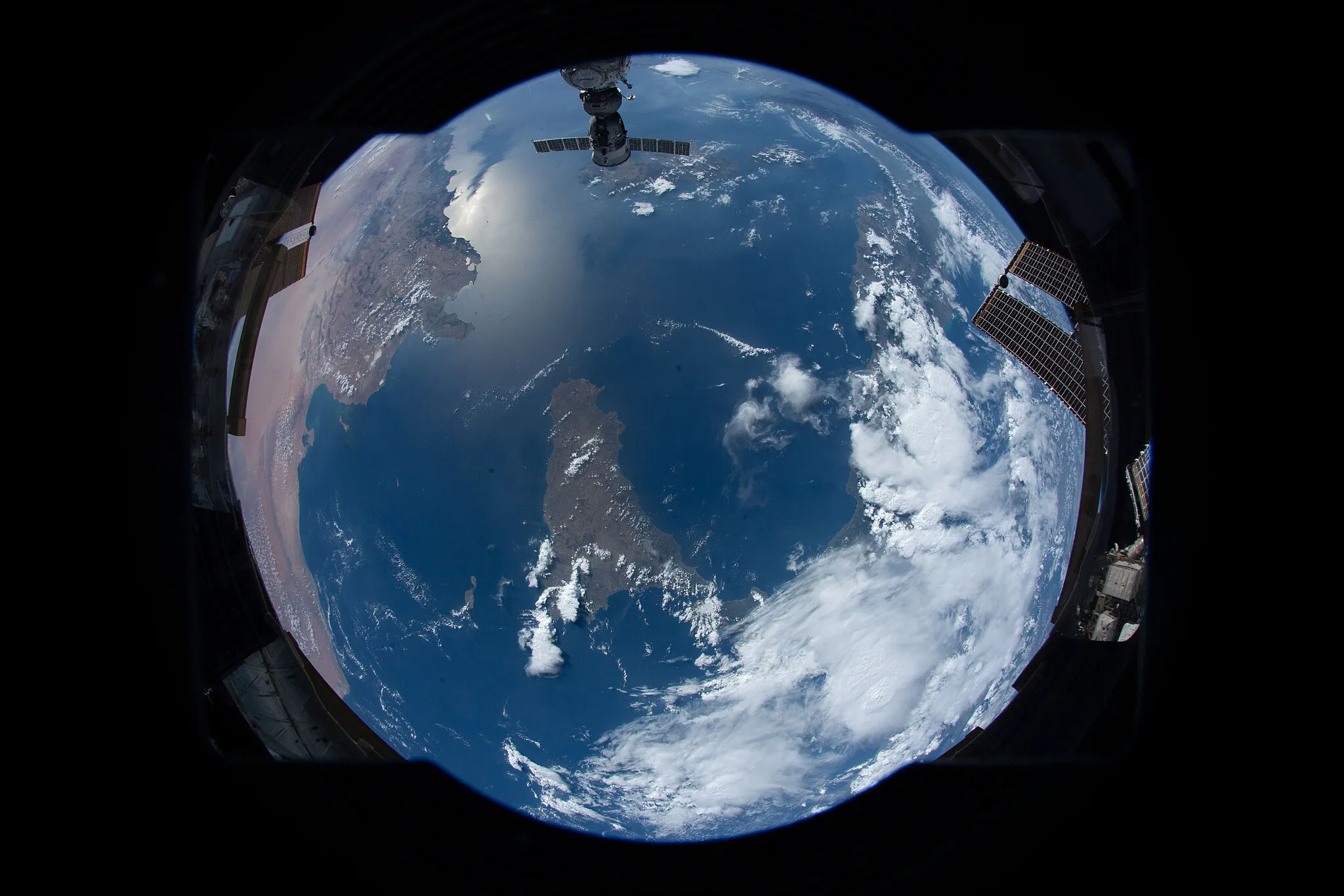 Photo showing: View of Earth taken during ISS Expedition 67.