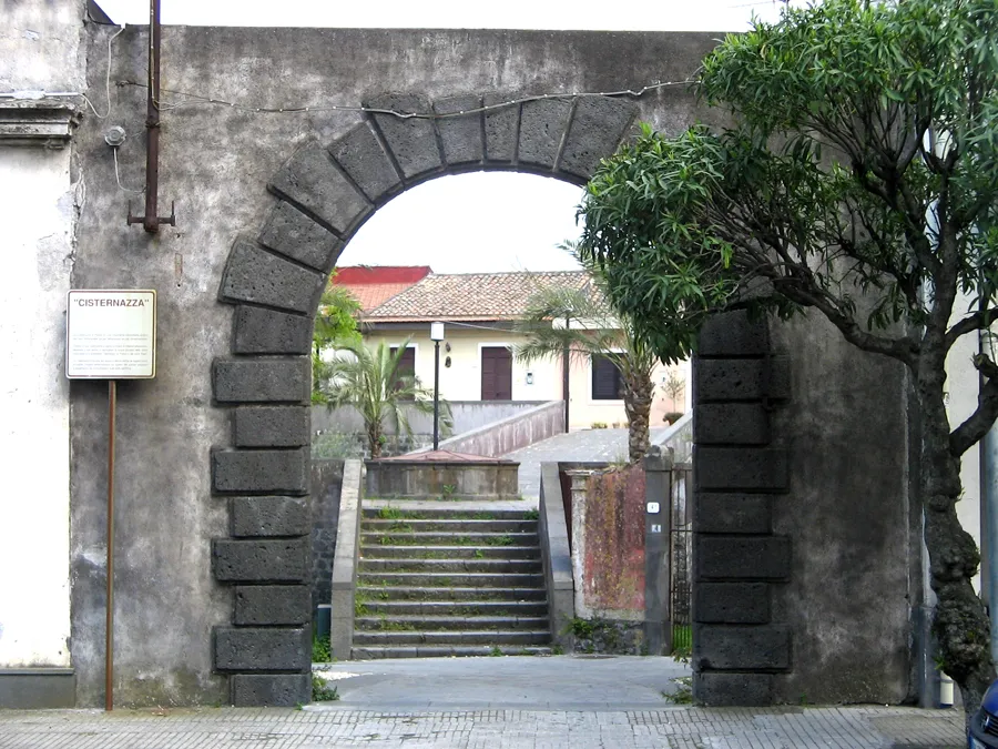 Photo showing: Pisano Etneo - La Cisternazza, portale d'ingresso e cisterna - Foto D. Pennisi