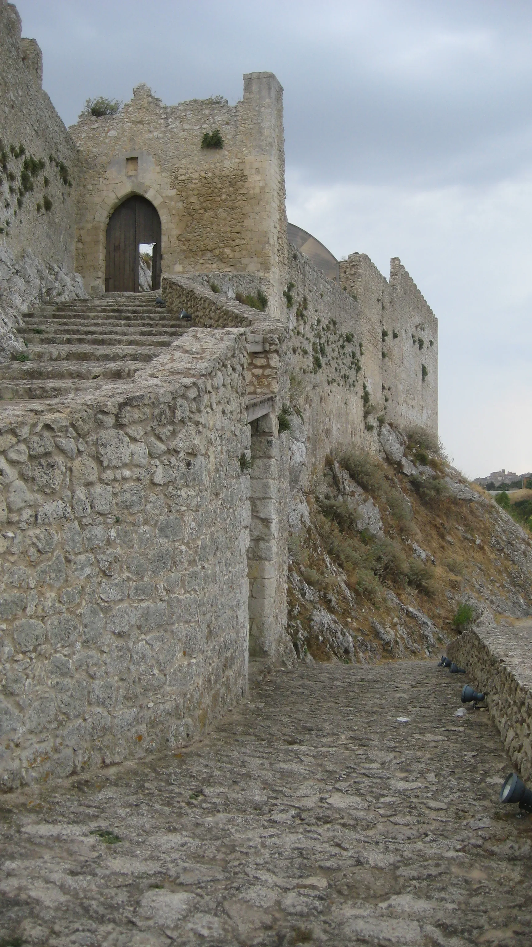 Photo showing: Accesso delle mura esterne del castello di Mussomeli (o Castello Manfredonico), a Mussomeli (provincia di Caltanissetta, Sicilia)