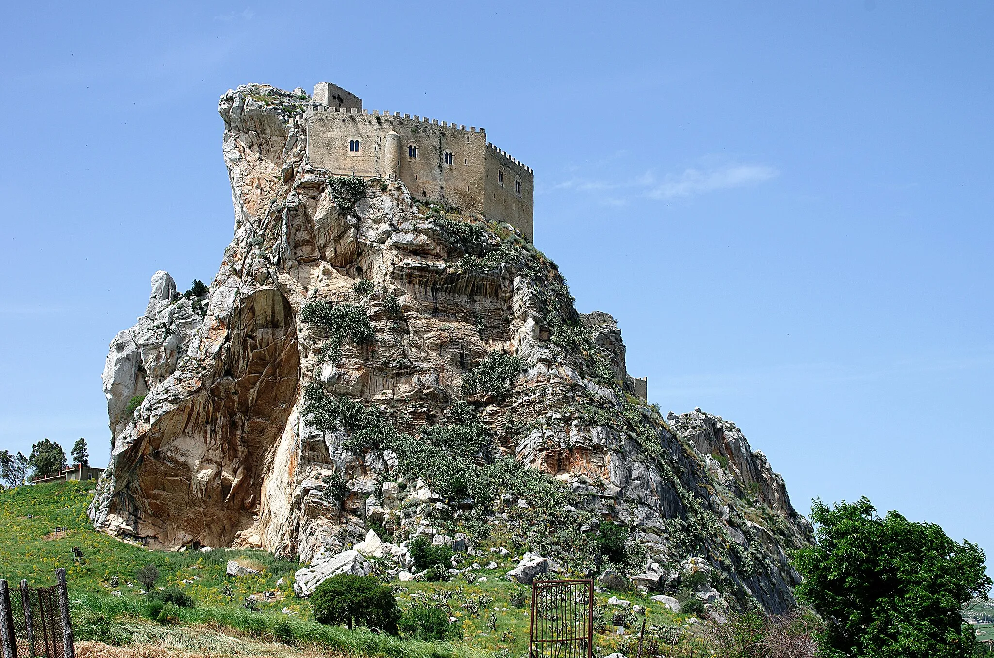 Photo showing: Burg Chiaramonte, Mussomeli, Sizilien, Italien. Burg/Schloß der Chiaromonte, Bauherr Manfredi III. Chiaramonte im Jahr 1370, befindet sich etwas außerhalb von Mussomeli. einer Stadt in der Provinz Caltanissetta, Sizilien, mit 10.780 Einwohnern (2015). Bis ins 16. Jh. diente die Burg/Festung Chiaramonte als Gefängnis, danach wurde sie verlassen und in den folgenden Jahrhunderten immer wieder restauriert.