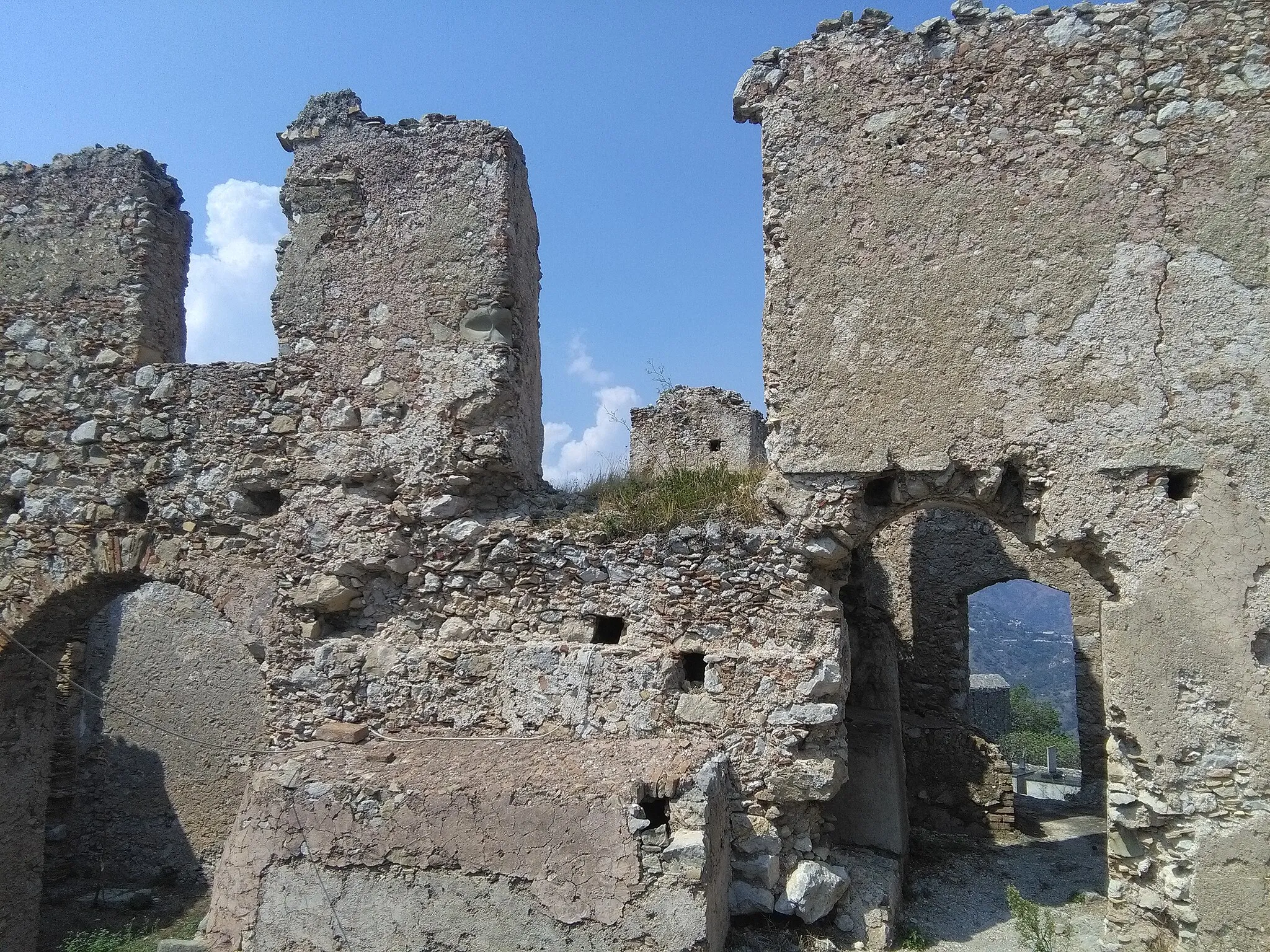 Photo showing: a section of the ruins of the Norman castle in Forza d'Agro. It was built by King Roger I of Sicily
