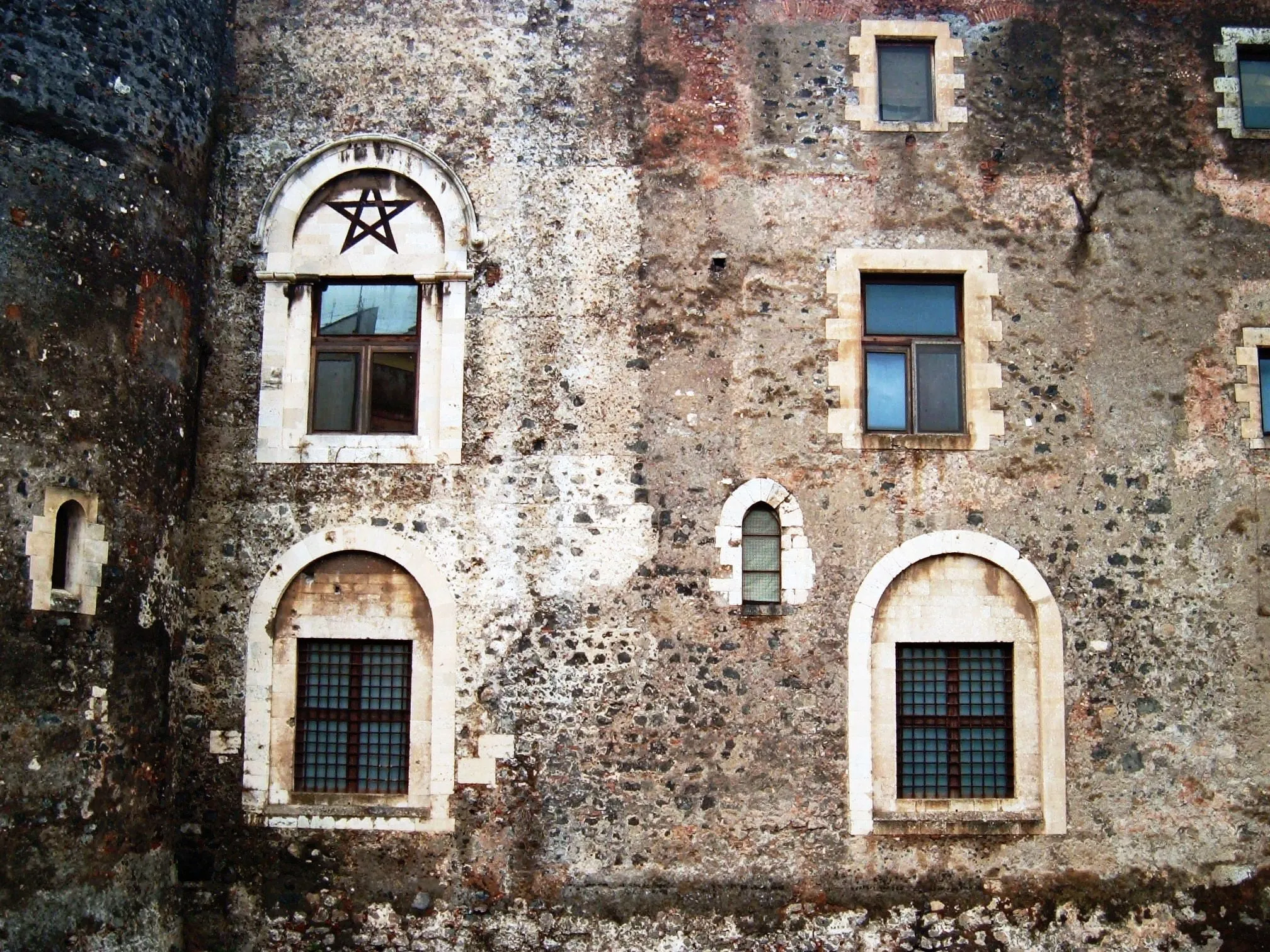Photo showing: La stella a cinque punte su un fianco del Castello Ursino (Catania)