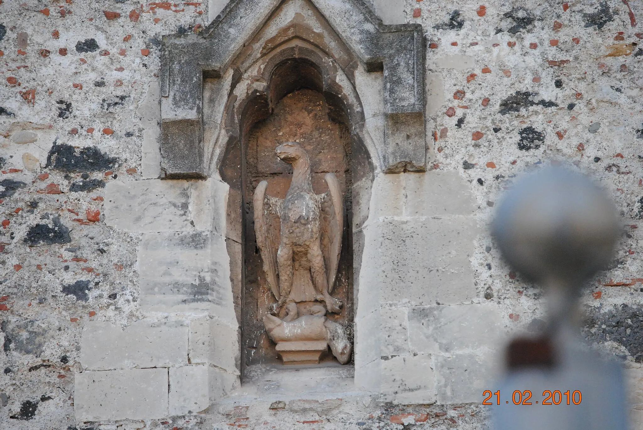 Photo showing: Nicchione decorativo della facciata del Castello Ursino. L'Aquila rappresenta il potere dell'Imperatore, la lepre la città di Catania soggiogata