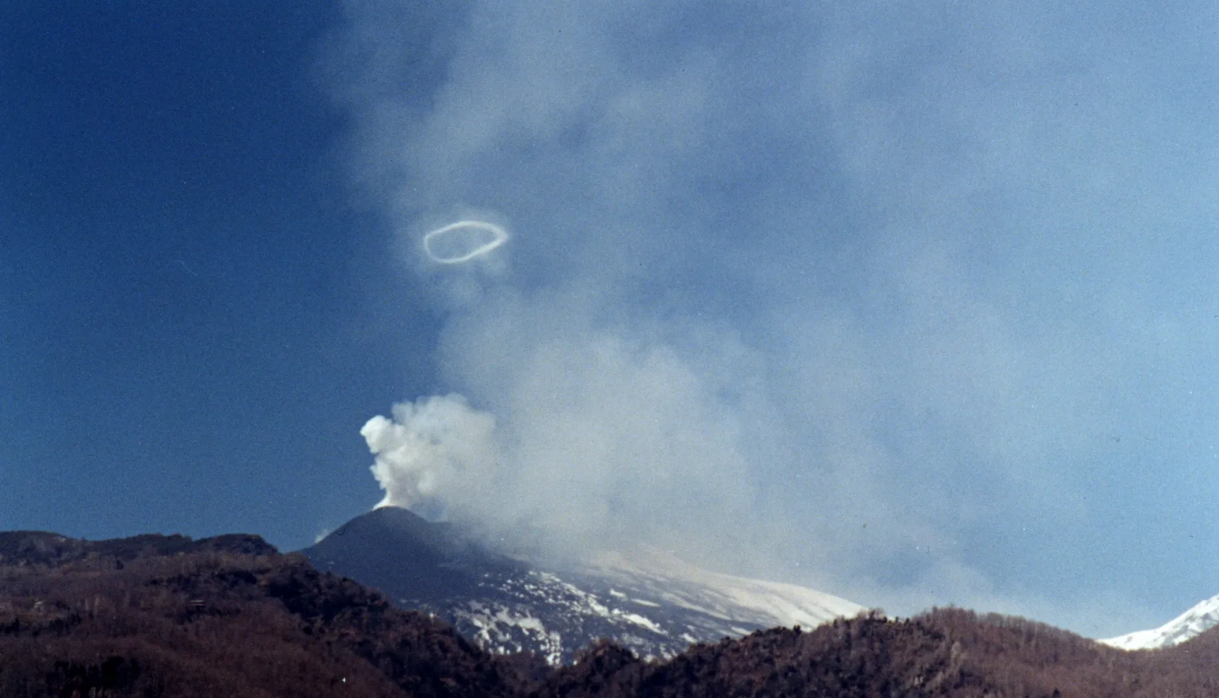 Photo showing: Foto da Zafferana Etnea dell'anello di fumo prodotto dal vulcano Etna