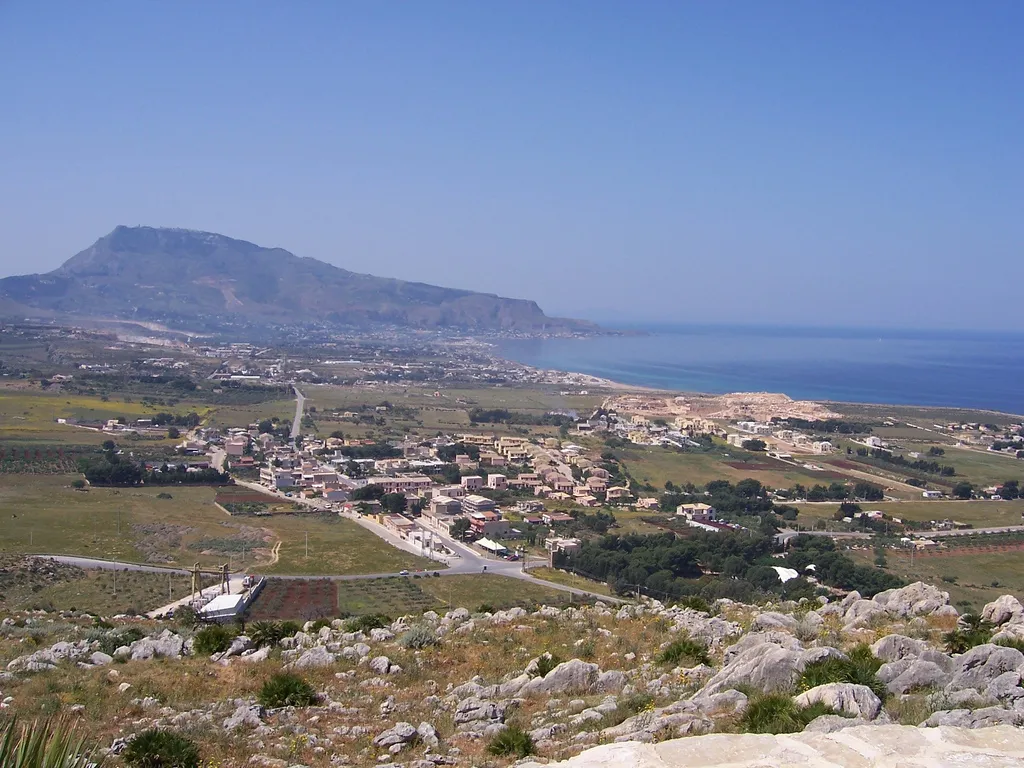 Photo showing: Custonaci bassa, il golfo di Bonagia, e Monte Erice sullo sfondo