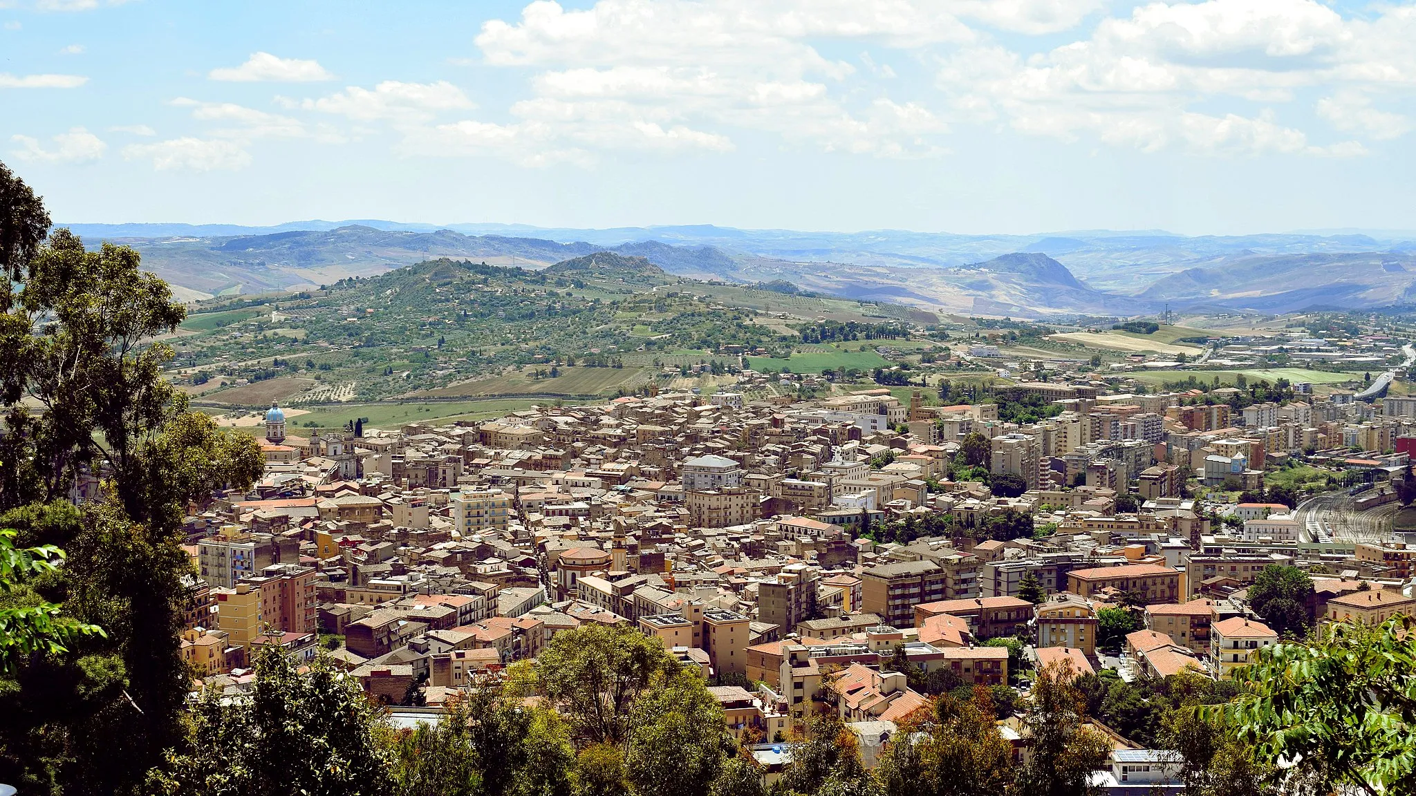 Photo showing: Partial view of Caltanissetta, Italy, from the top of Mount San Giuliano.