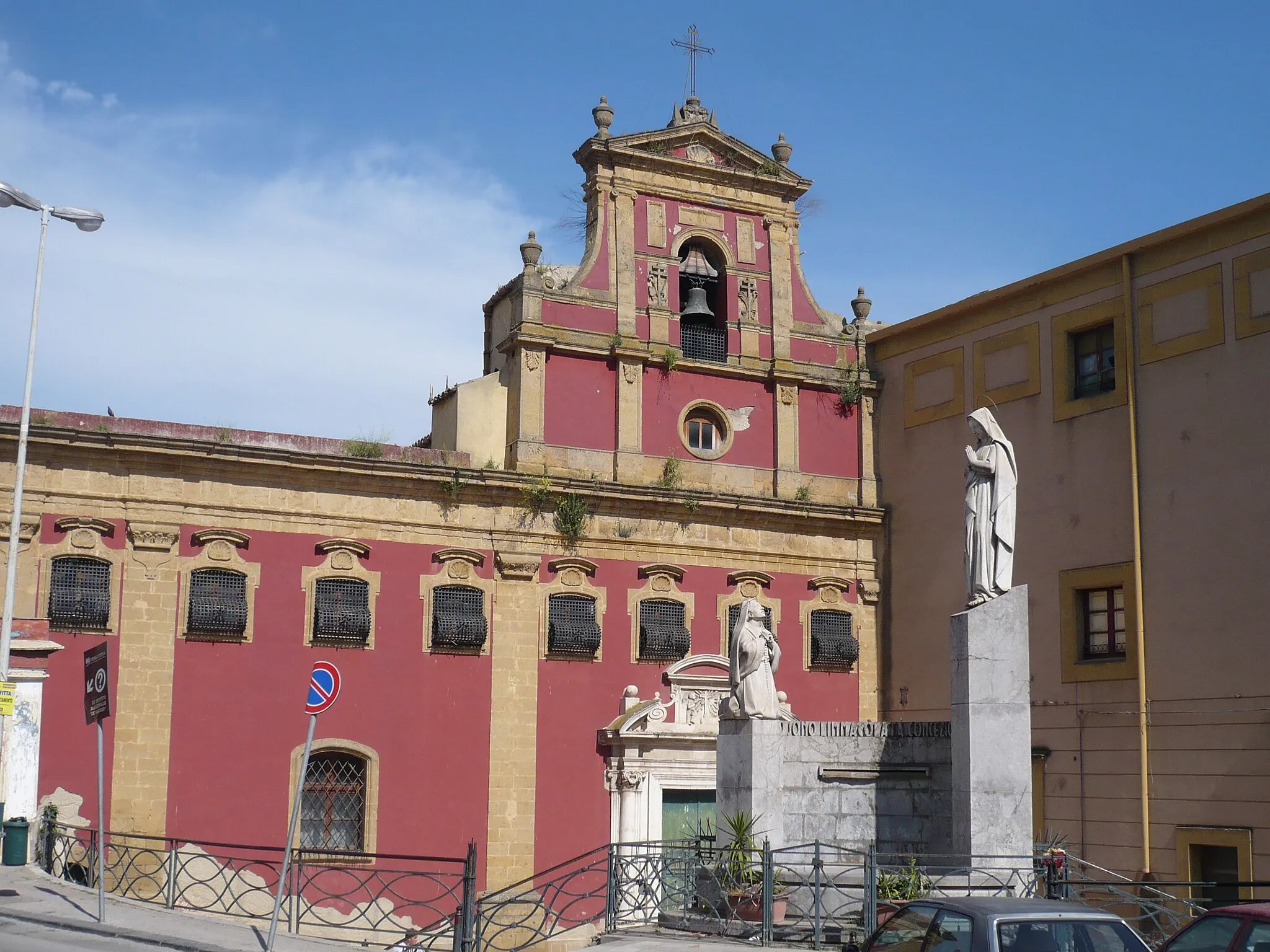 Photo showing: Single nave church. the 17th century facade has an austere style and is made precipus by blocks of sandstone