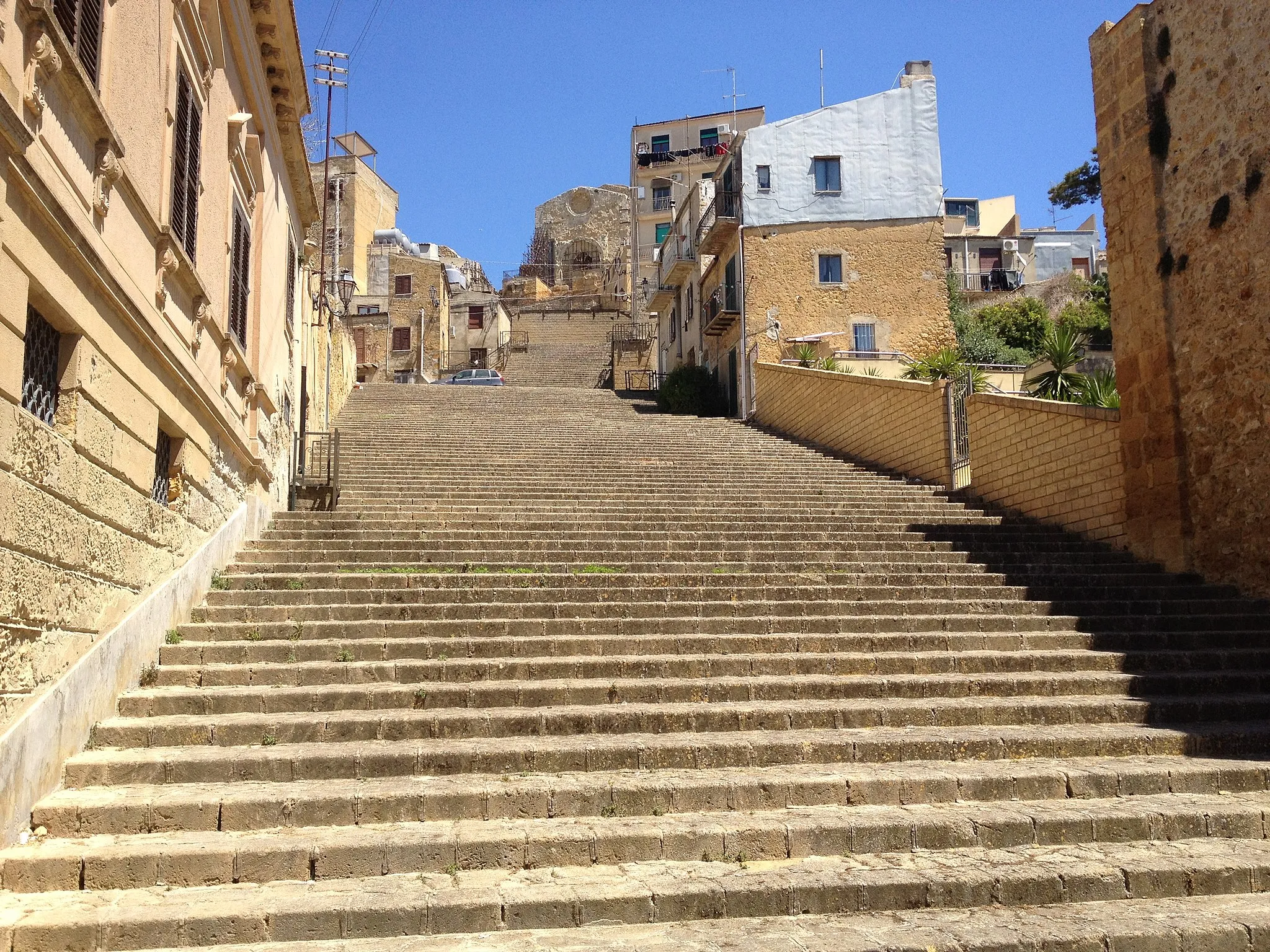 Photo showing: La scalinata che collega la via Dante al Duomo di Naro.