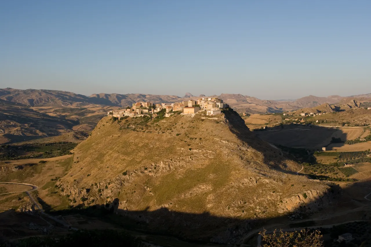 Photo showing: Il centro abitato occupa l'intera sommità della collina