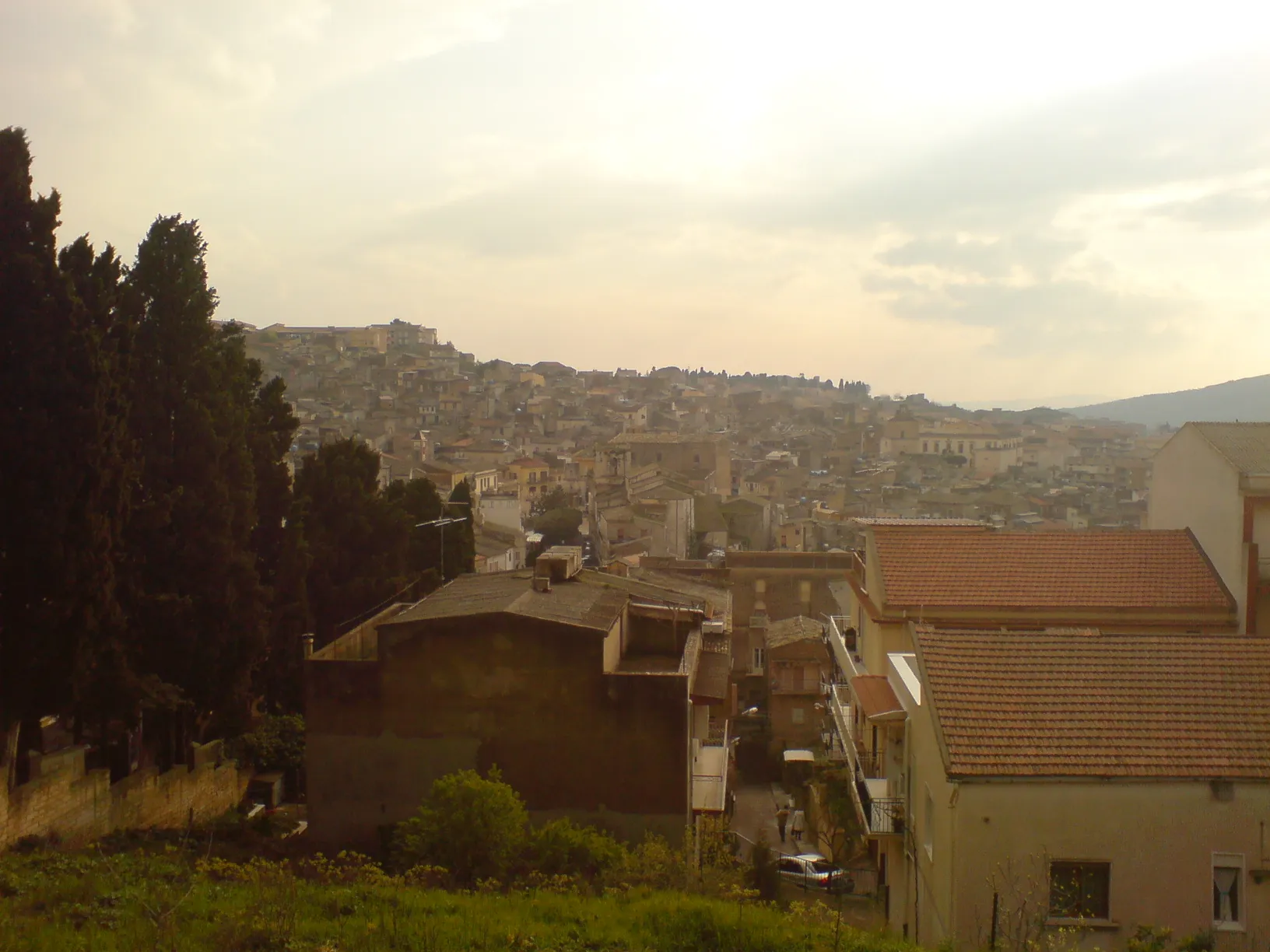 Photo showing: Vista del paese di Grotte (AG)