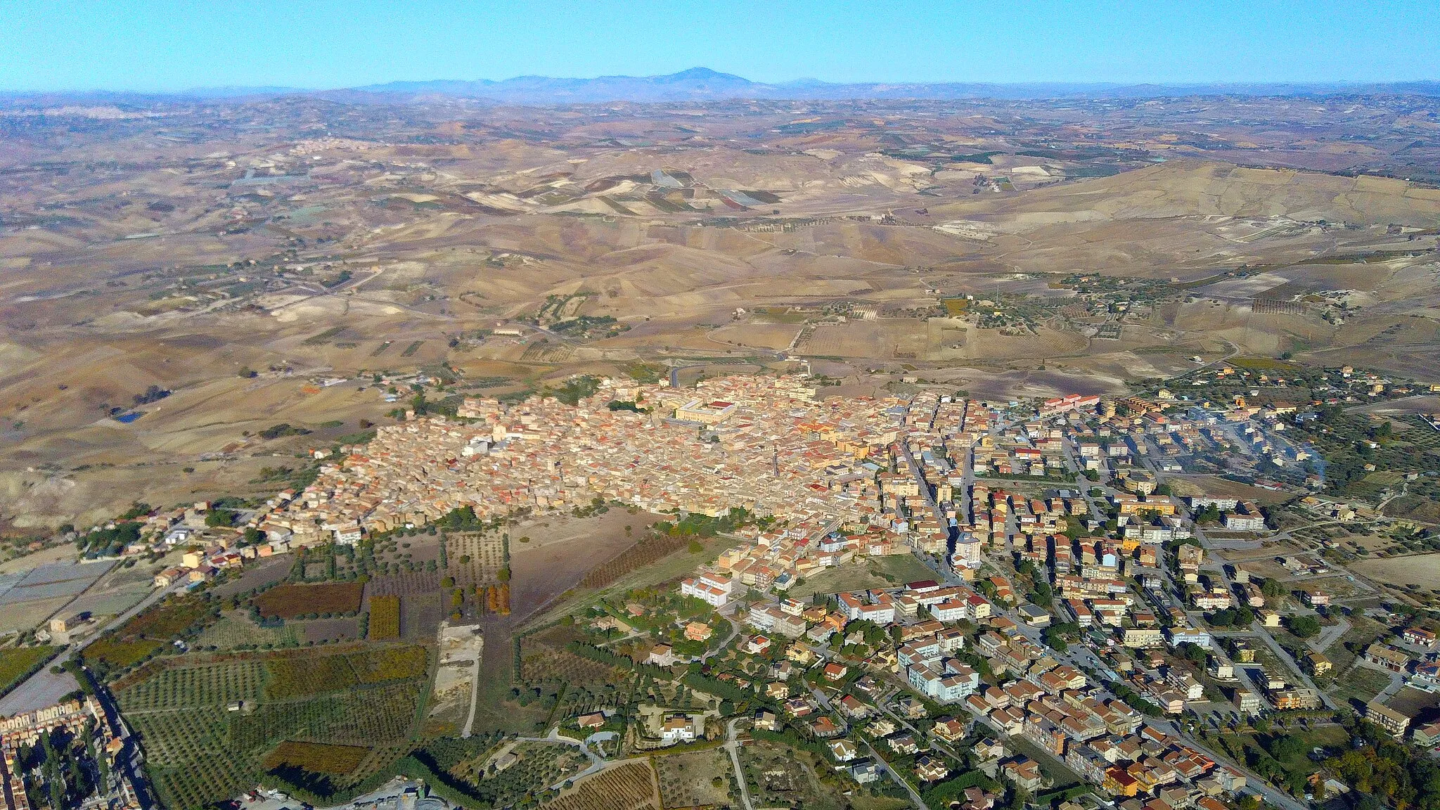 Photo showing: this picture shows the town of Sommatino, CL, Sicily, Italy from a drone view