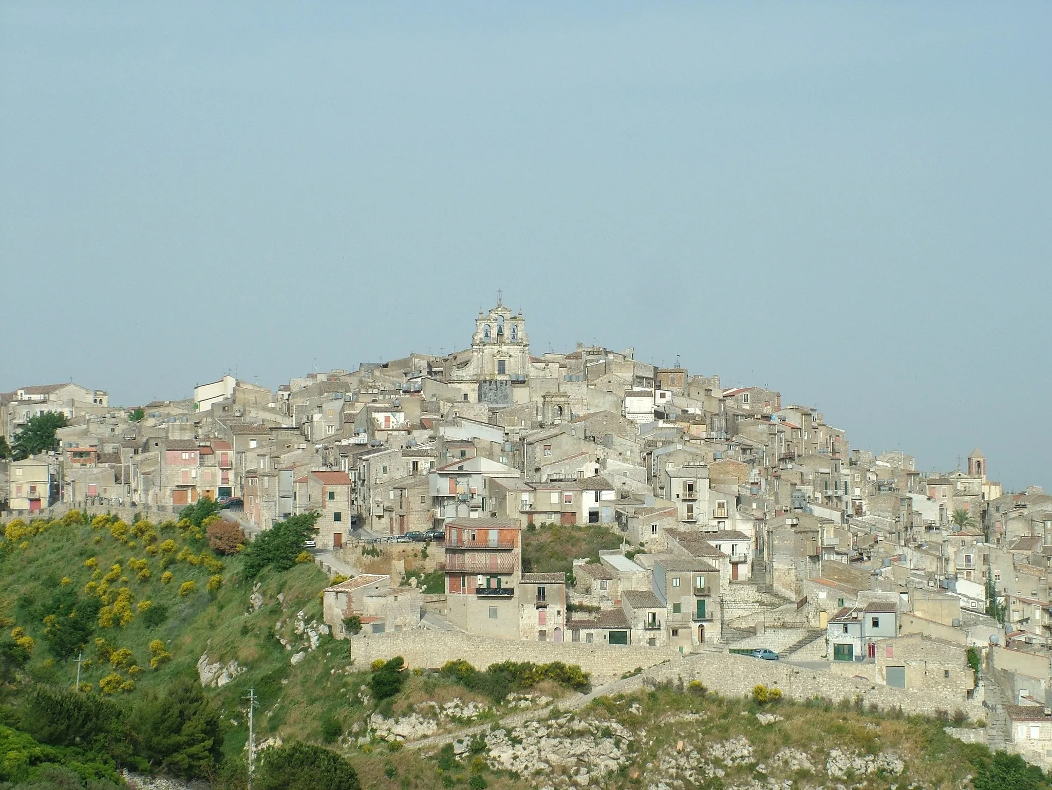 Photo showing: Mussomeli, Sizilien, sicht von der Straße aus