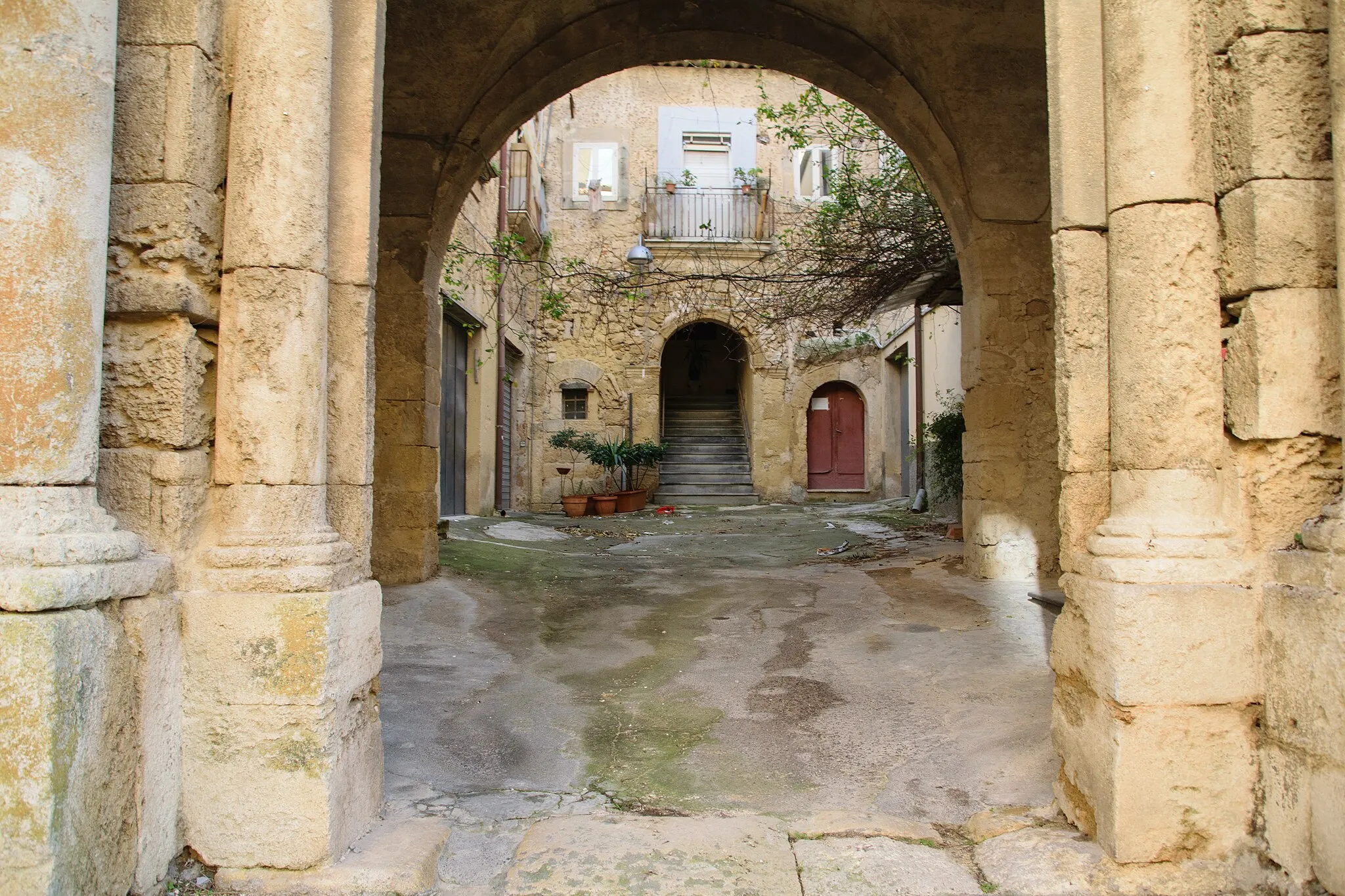 Photo showing: Mineo, Porta Adinolfo (già Porta del Mercato)