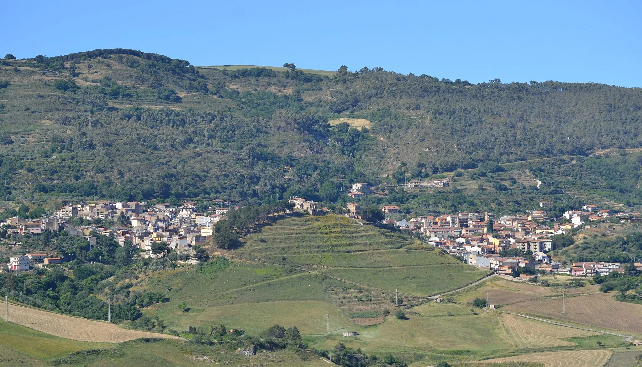 Photo showing: Veduta di San Michele di Ganzaria a piedi della Montagna Ganzaria. Foto scattata personalmente.