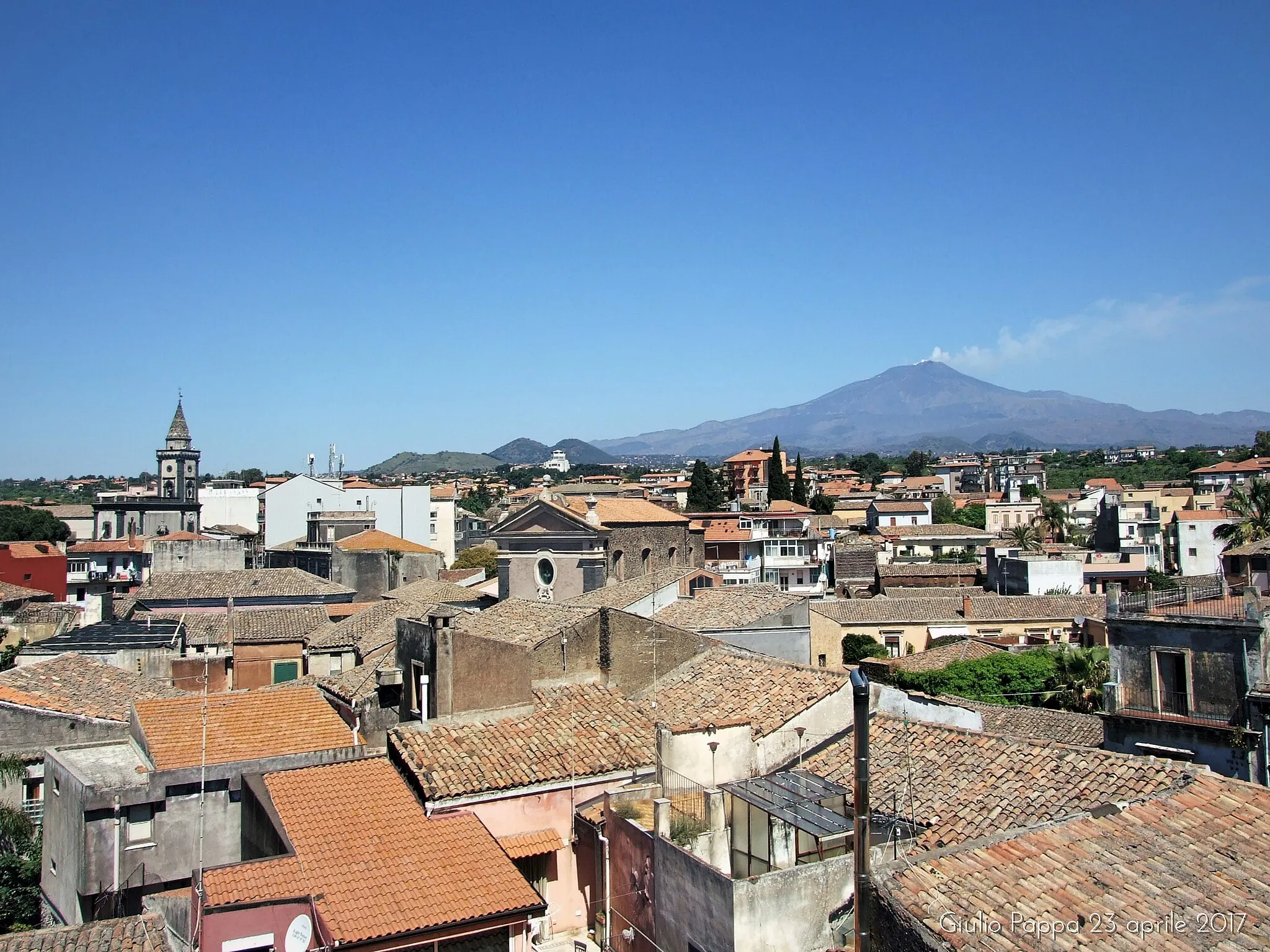Photo showing: Etna seen from the municipality of Mascalucia in the Metropolitan City of Catania.