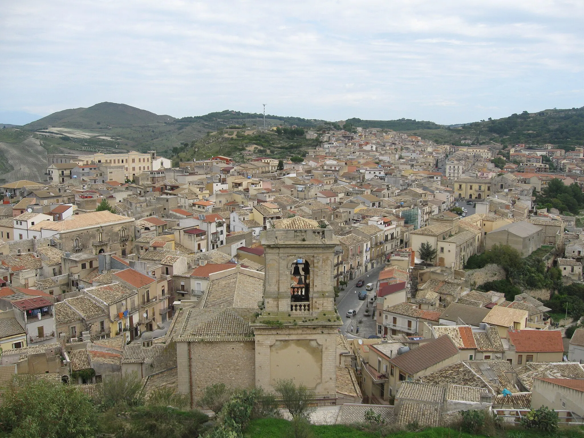 Photo showing: La città di Licodia Eubea vista del Castello Santapau.