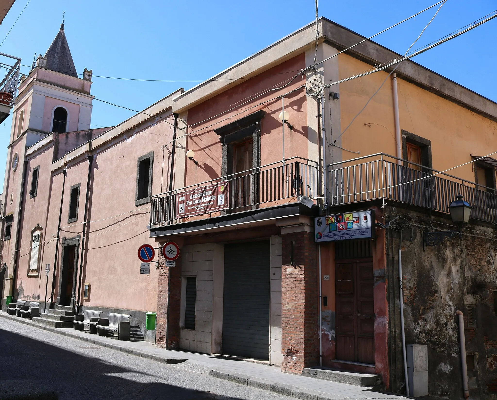 Photo showing: Palazzo dei Principi Spadafora e Chiesa di San Michele Arcangelo