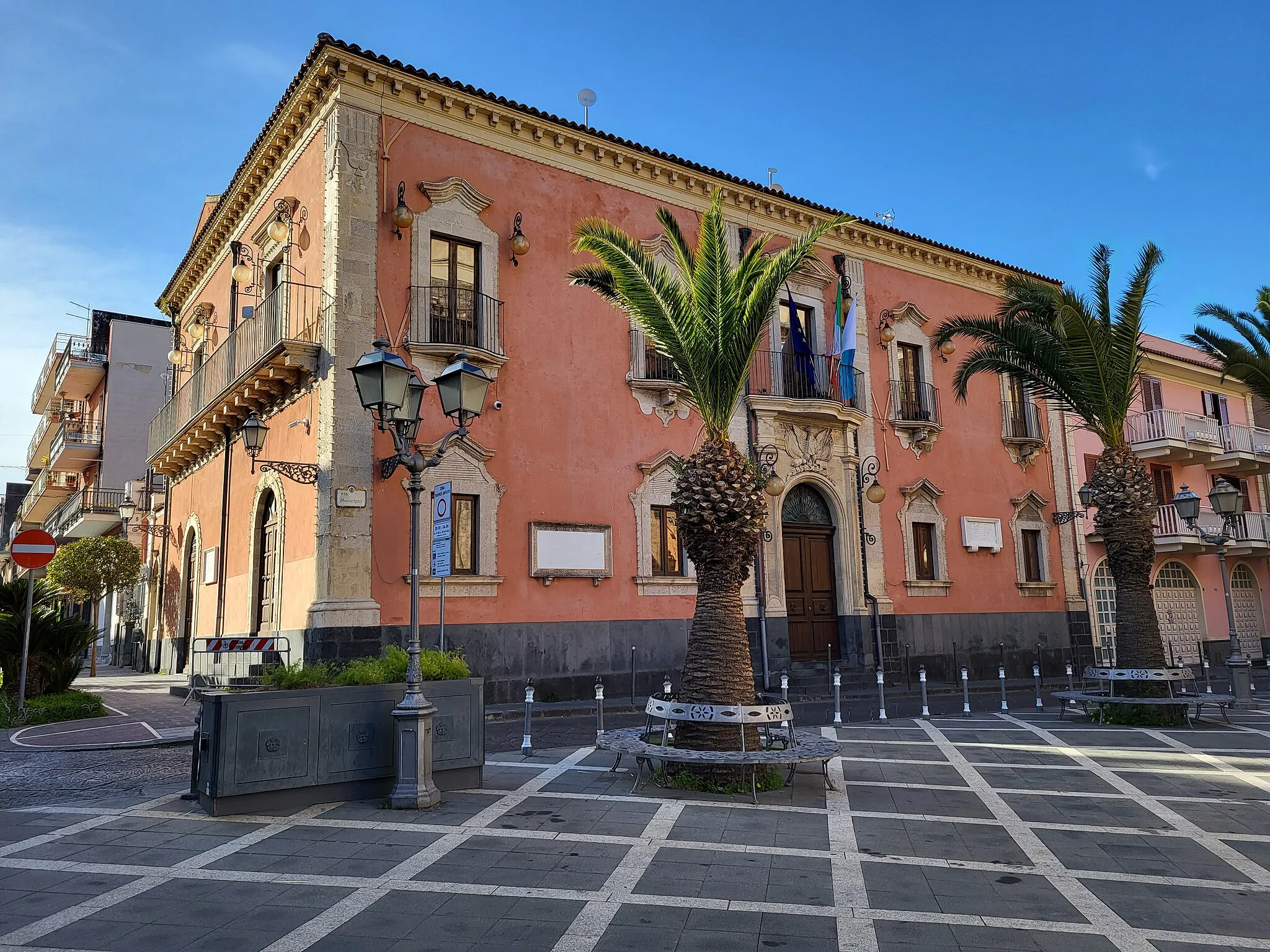 Photo showing: Il palazzo del Senato, ubicato in via Municipio, Misterbianco.