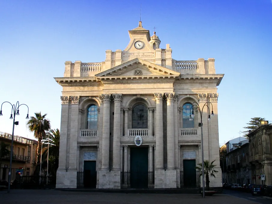 Photo showing: Facciata della Basilica di San Pietro vista dalla piazza di Riposto.