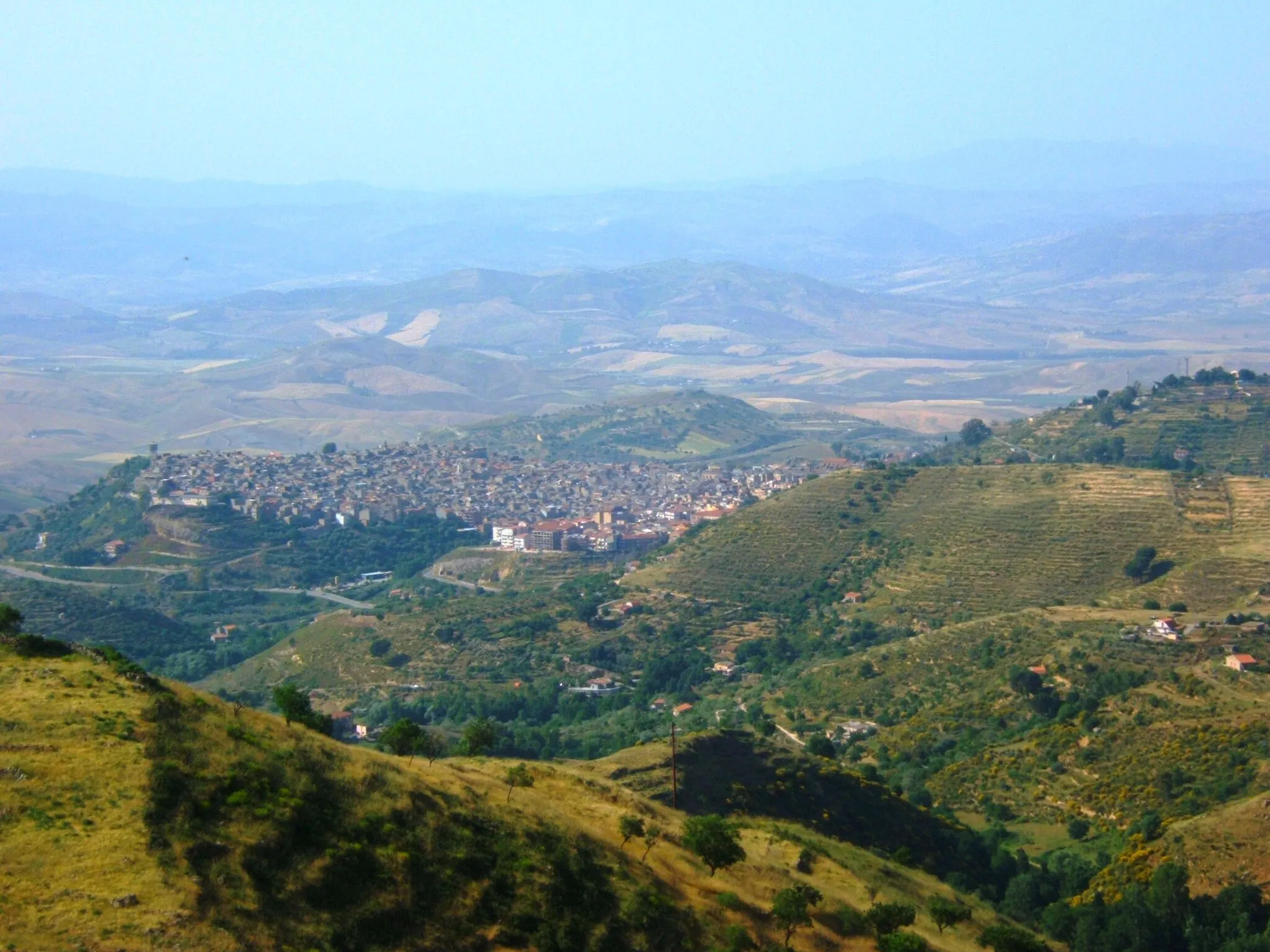 Photo showing: Veduta di Valguarnera dal Monte Rossomanno, foto di Carmelo Parrinelli