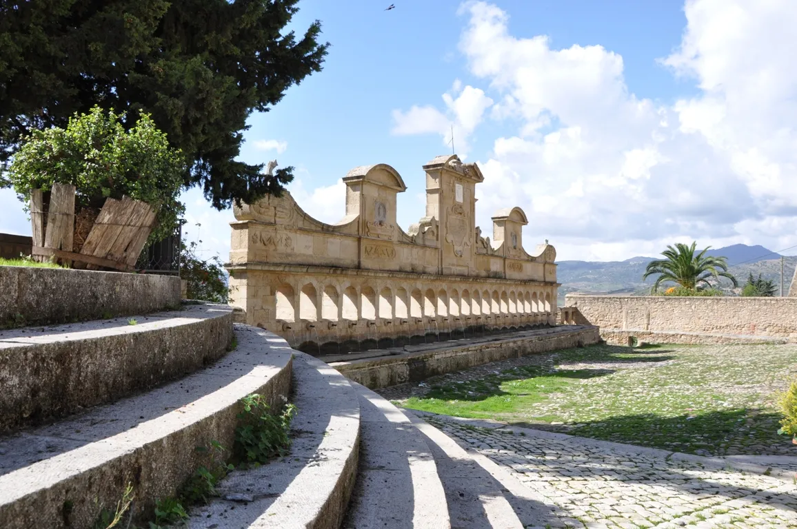 Photo showing: la granfonte,in siciliano "Brivatura" o "Vintiquattru Cannola"