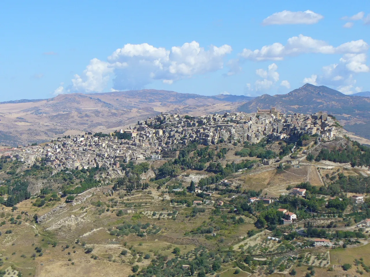 Photo showing: Vista de Enna para a cidade vizinha.