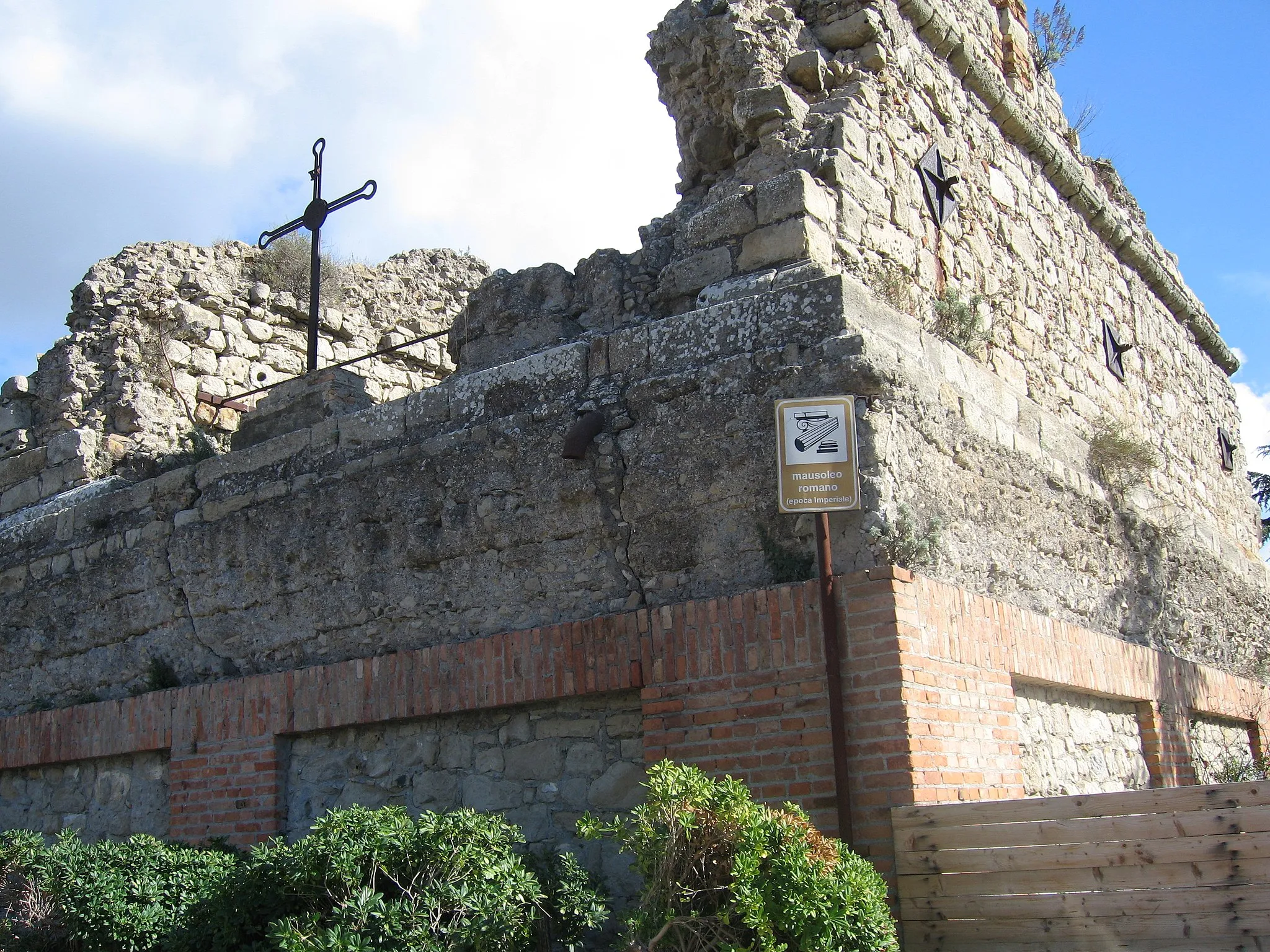 Photo showing: Roman mausoleum at the Villa Comunale di Corradino, Centuripe (Enna, Sicily, Italy)