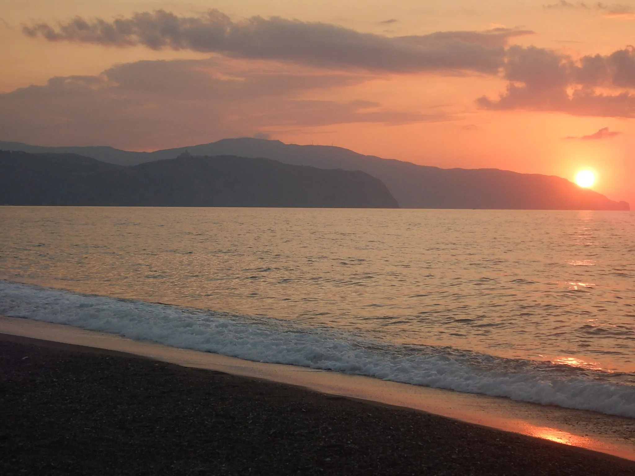 Photo showing: Sunset at Marchesana beach behind Tindari cape  and Calavà Cape at  Terme Vigliatore, Sicily