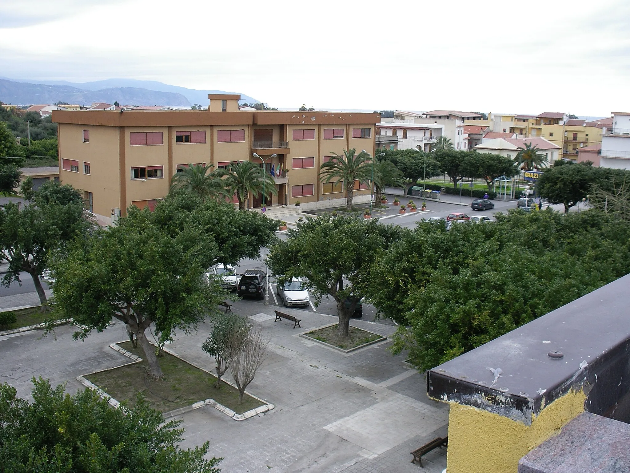 Photo showing: visuale del palazzo Municipale di Terme Vigliatore con piazza antistante