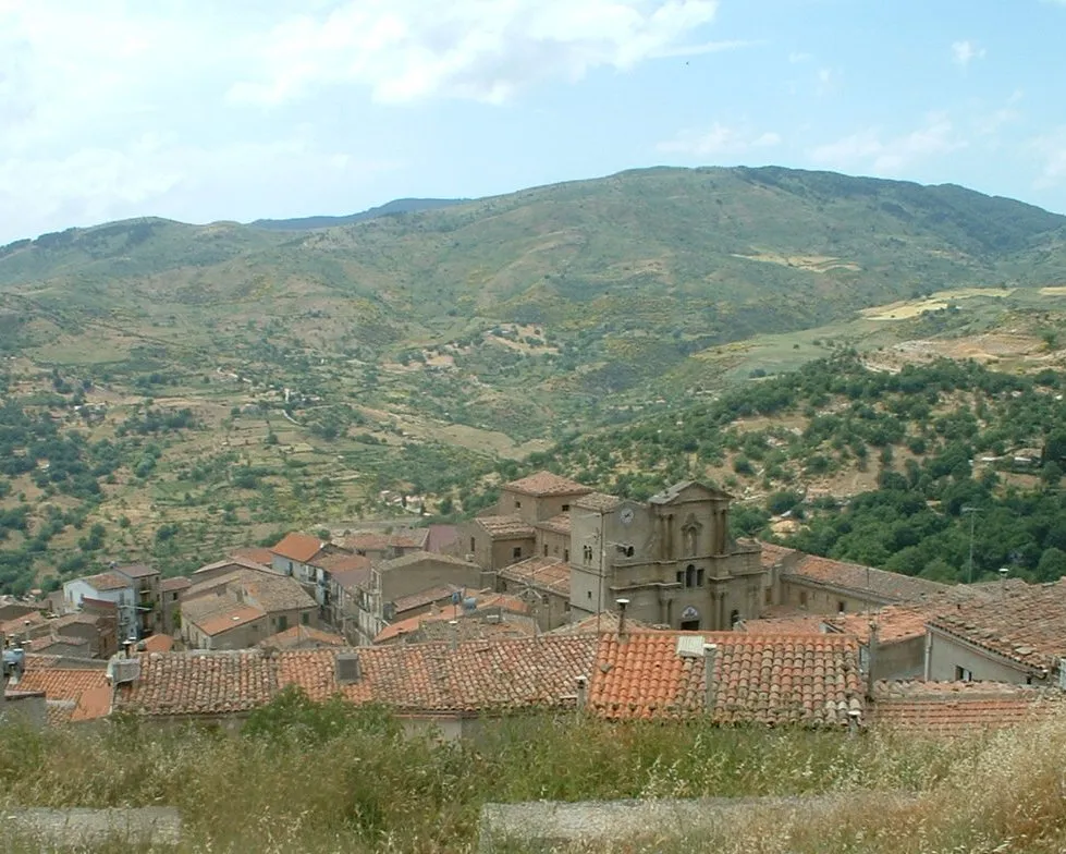 Photo showing: Partial view of town and St. James Sanctuary (XIV sec.), in Capizzi, in Sicily