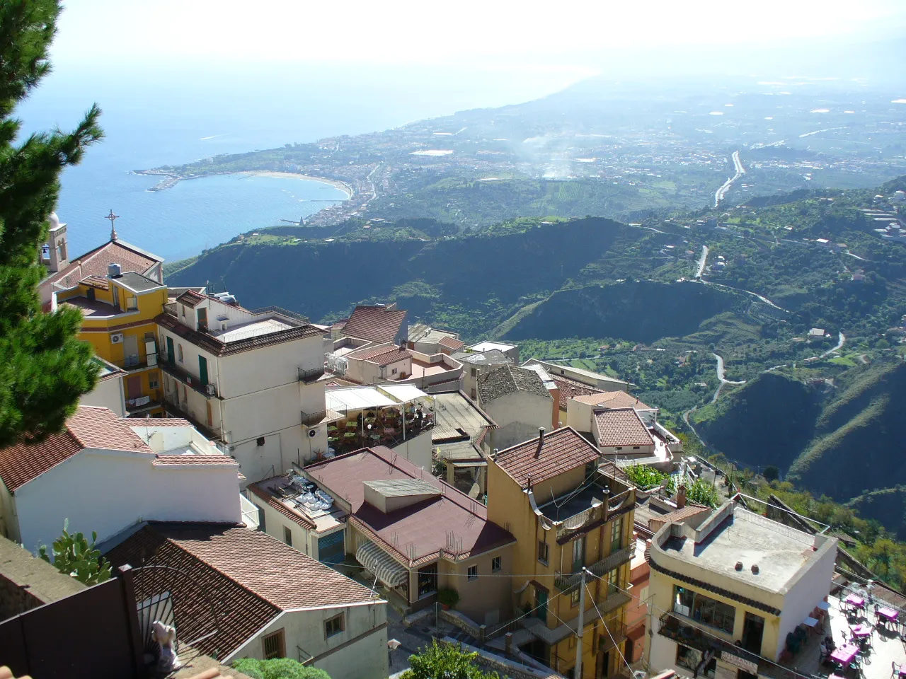 Photo showing: Castelmola é uma cidadezinha fundada no século VIII e localizada no topo do Monte Tauro.