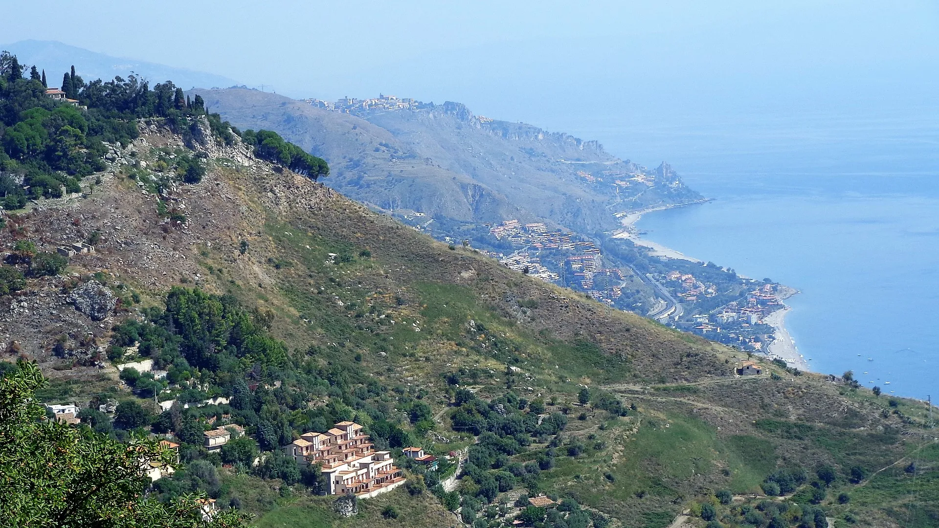 Photo showing: Panorama sullo Stretto di Messina e costa peloritana.
