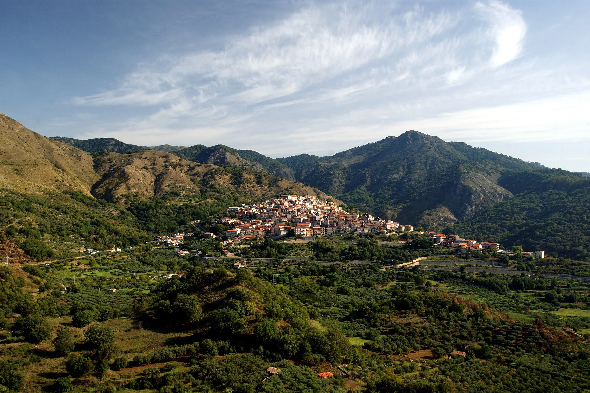 Photo showing: village of Malvagna as seen from  Monto Mojo hill