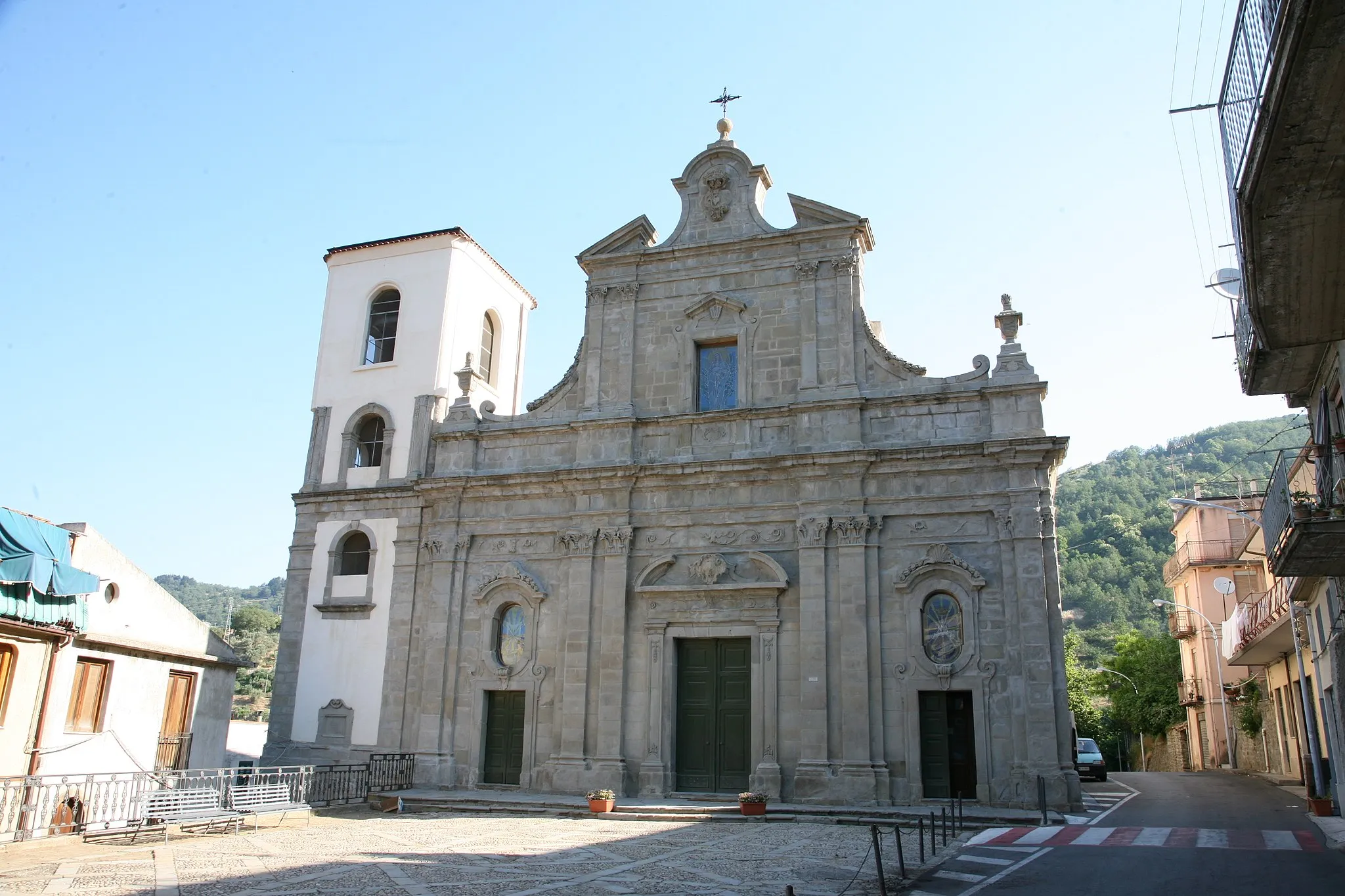 Photo showing: Edificio cinquecentesco con facciata in pietra arenaria locale.