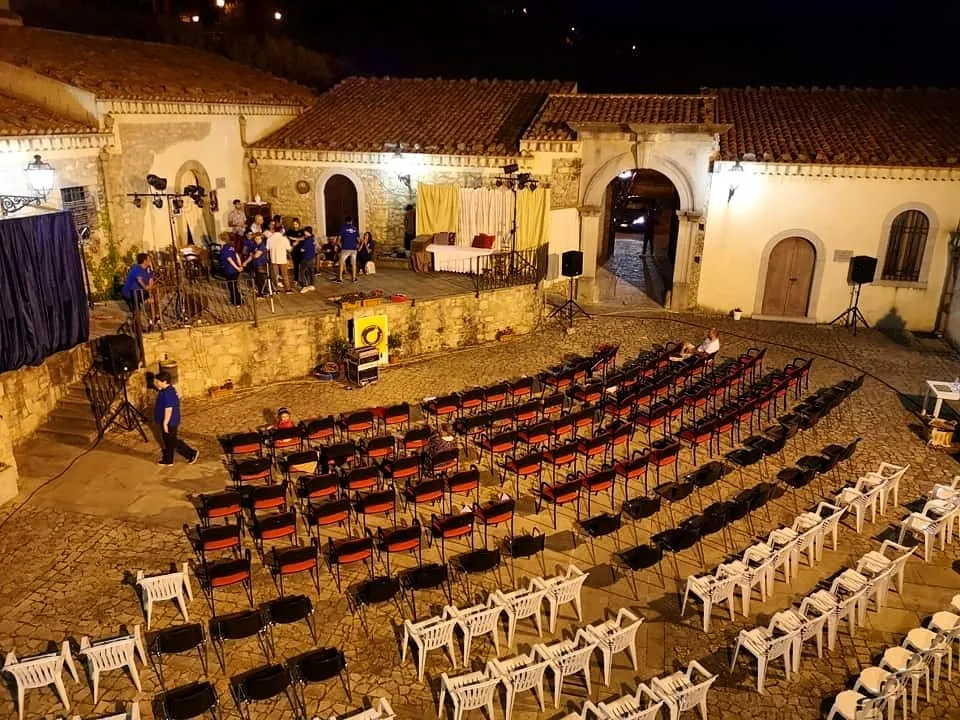 Photo showing: Baglio del Palazzo Baronale De Maria di Basicò, poco prima di un'esibizione da parte della compagnia teatrale locale.