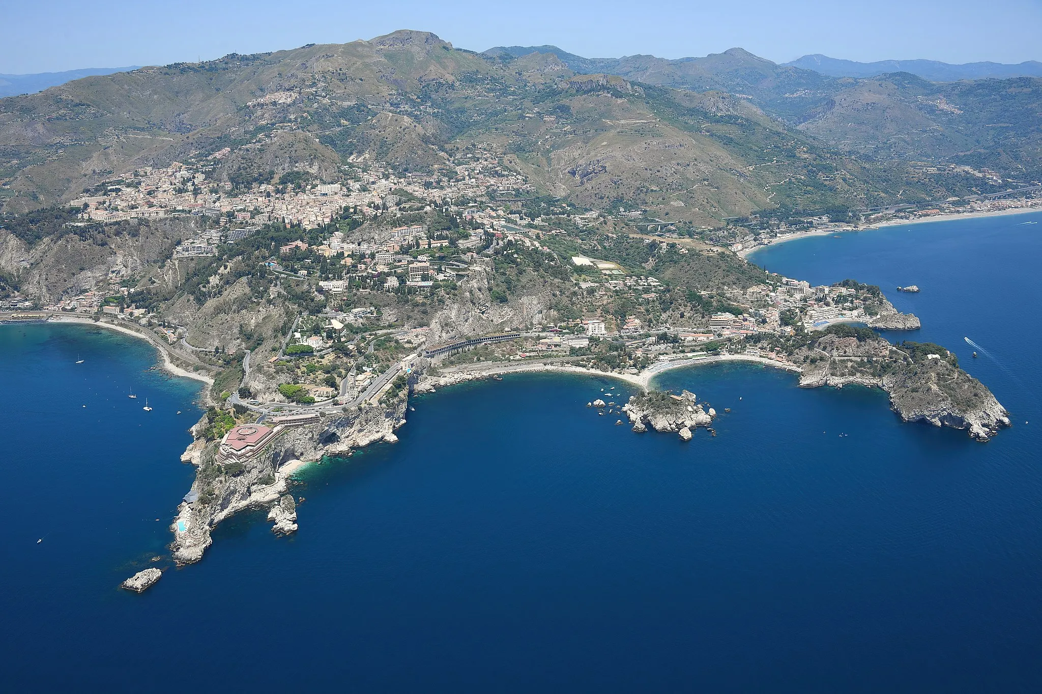Photo showing: Aerial image of the coast of Taormina (view from the southeast)