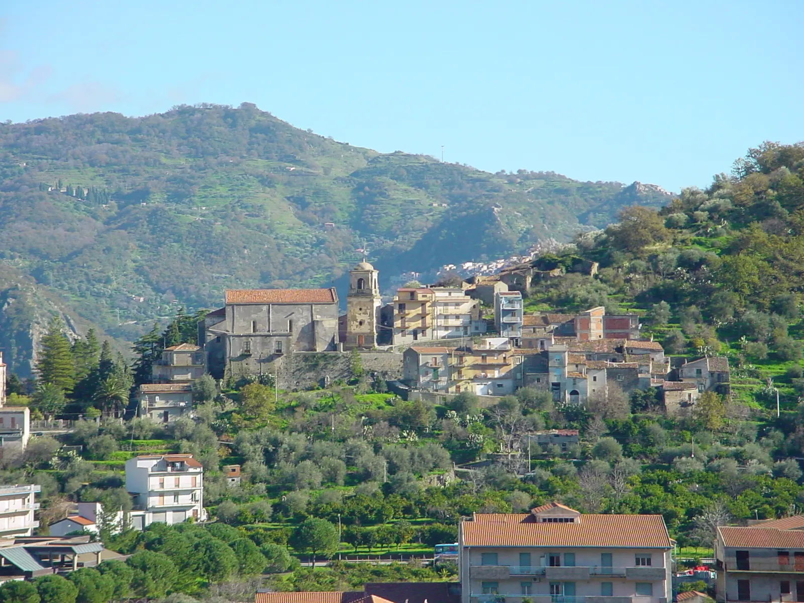 Photo showing: La foto rappresenta la Chiesa Matrice e il Quartiere Contarato a Francavilla di Sicilia