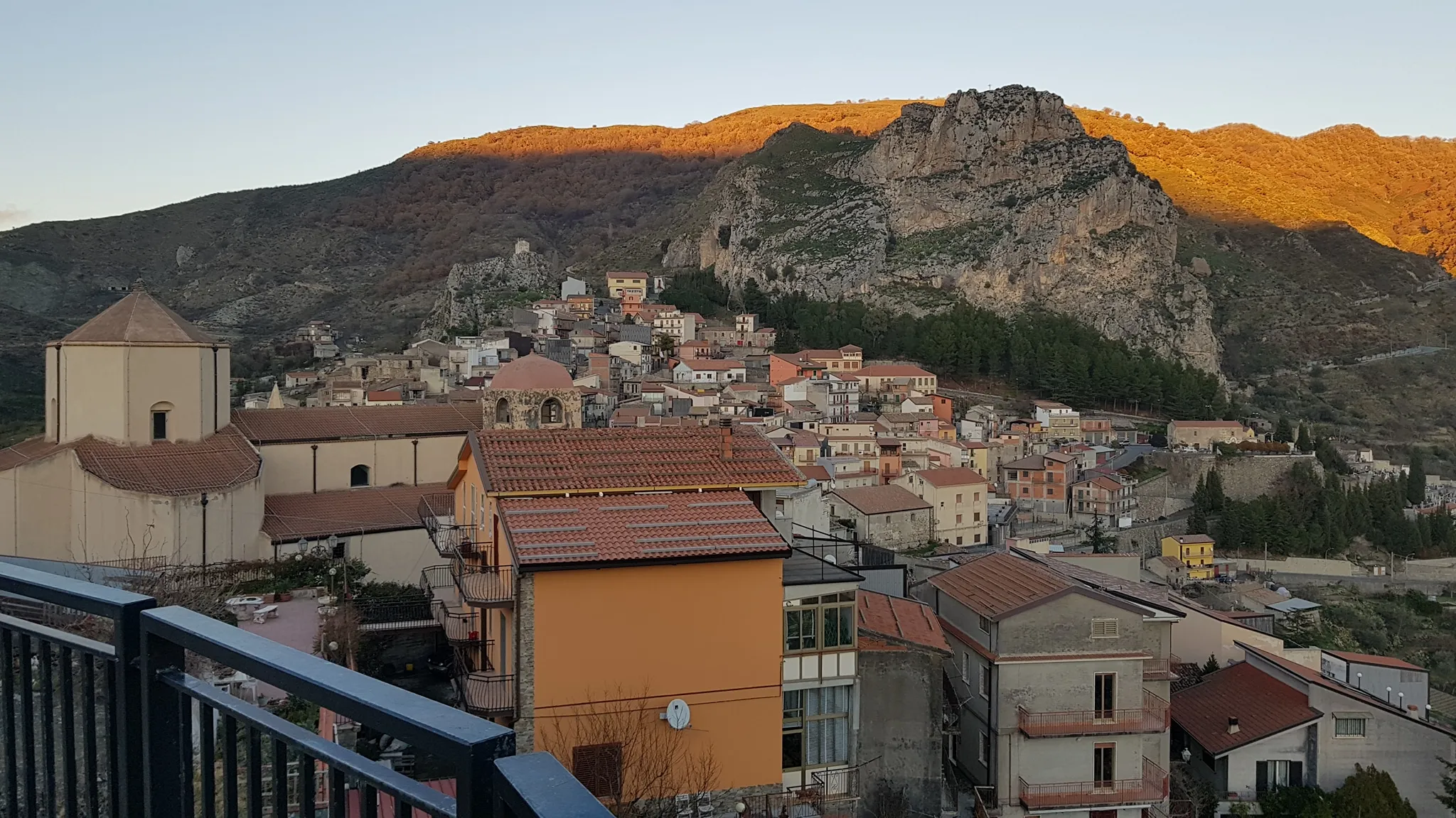 Photo showing: Veduta panoramica del paese dalla sommità del belvedere realizzato sui resti del preesistente castello.