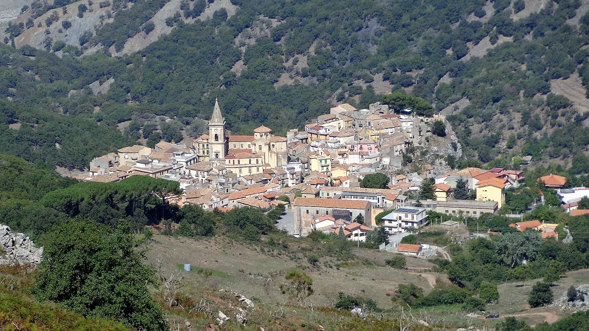 Photo showing: Novara di Sicilia vista da mezza costa.
