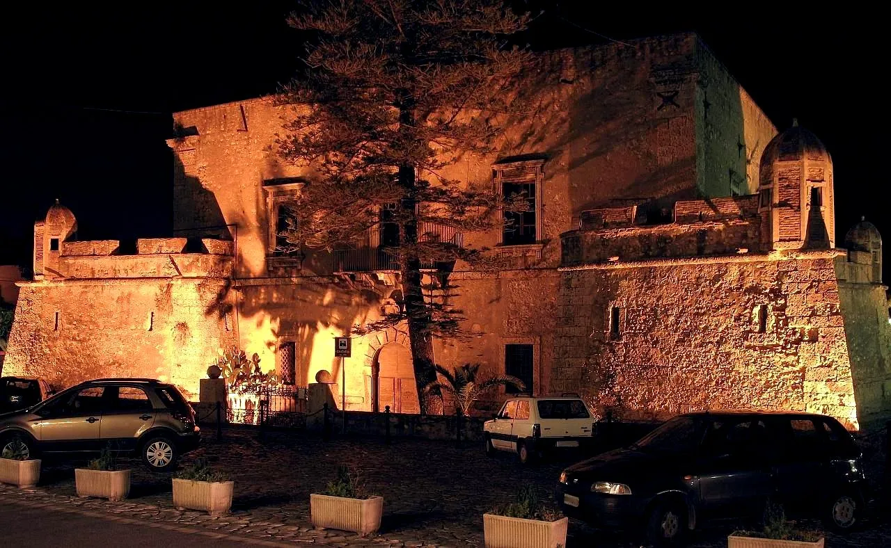 Photo showing: The castle of Spadafora, Southern side, at night.