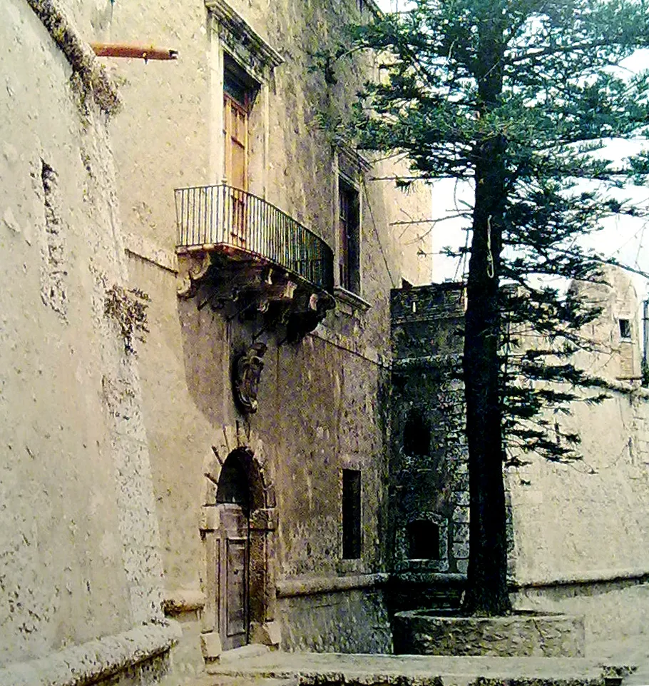 Photo showing: Main entrance of the castle of Spadafora.