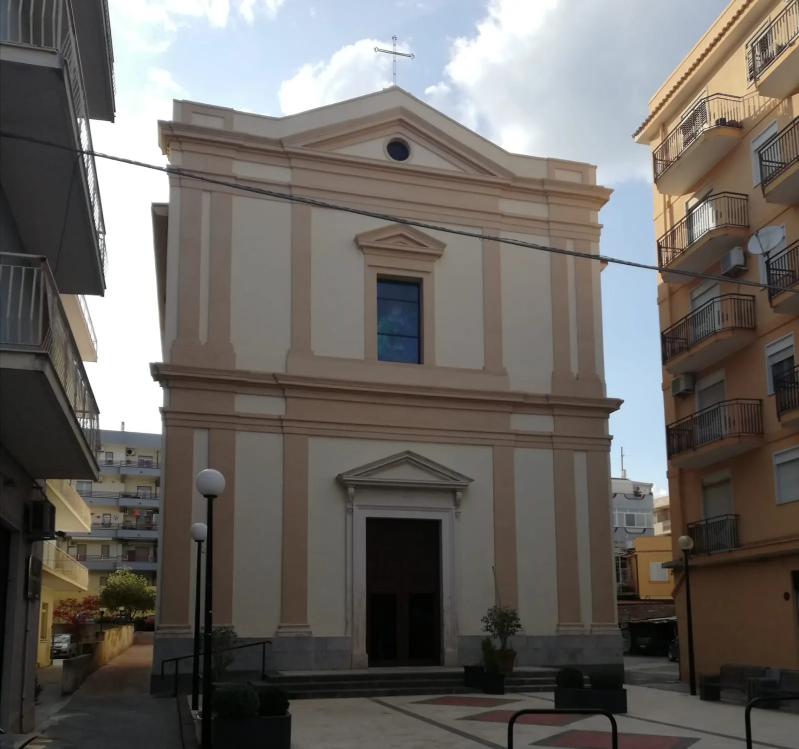Photo showing: Prospetto principale chiesa Sacra Famiglia