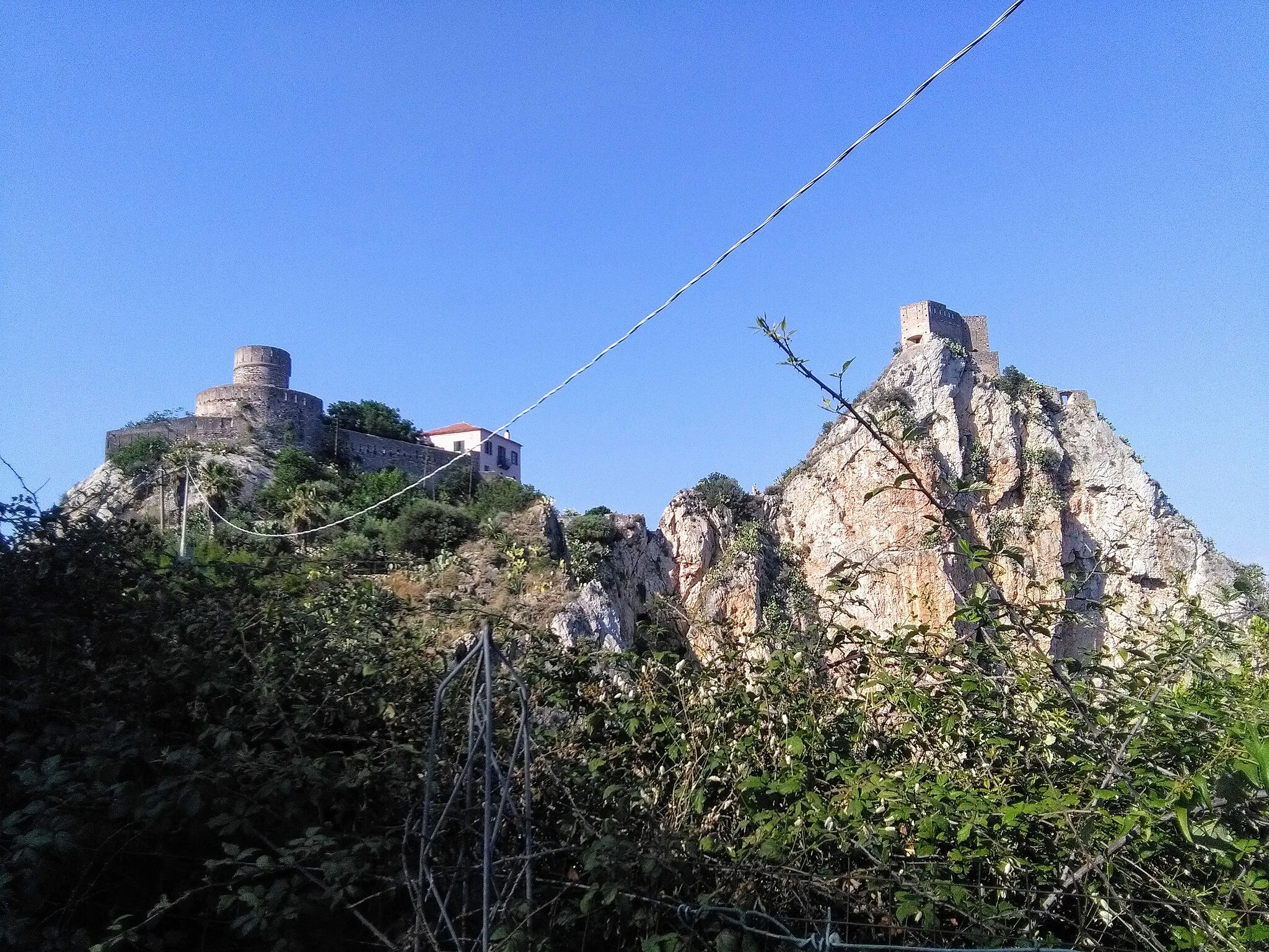Photo showing: panorama of 11th century Byzantine castle Sant'Alessio Siculo, Sicily