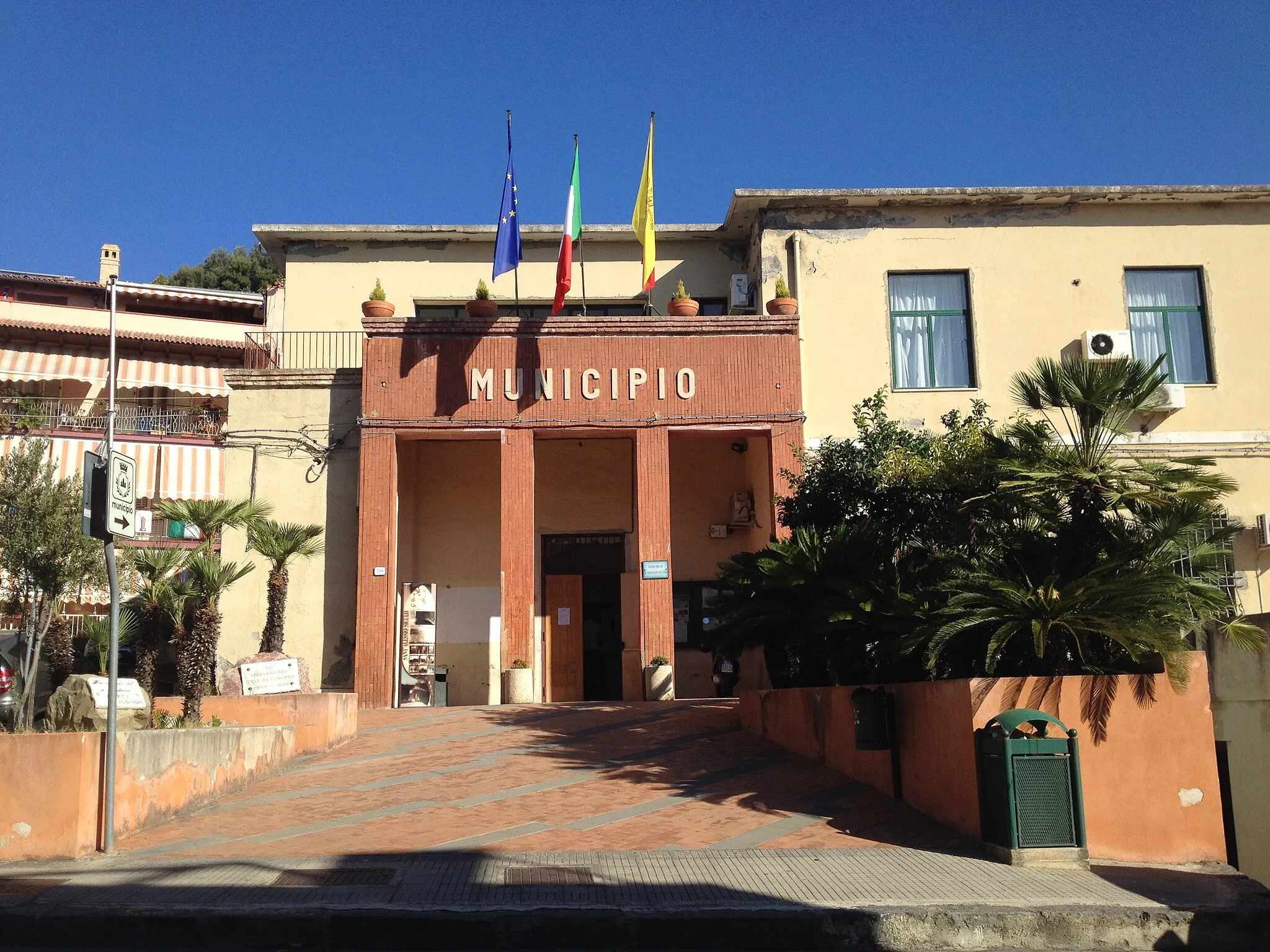 Photo showing: City hall, Sant’Alessio Siculo (ME), Italy